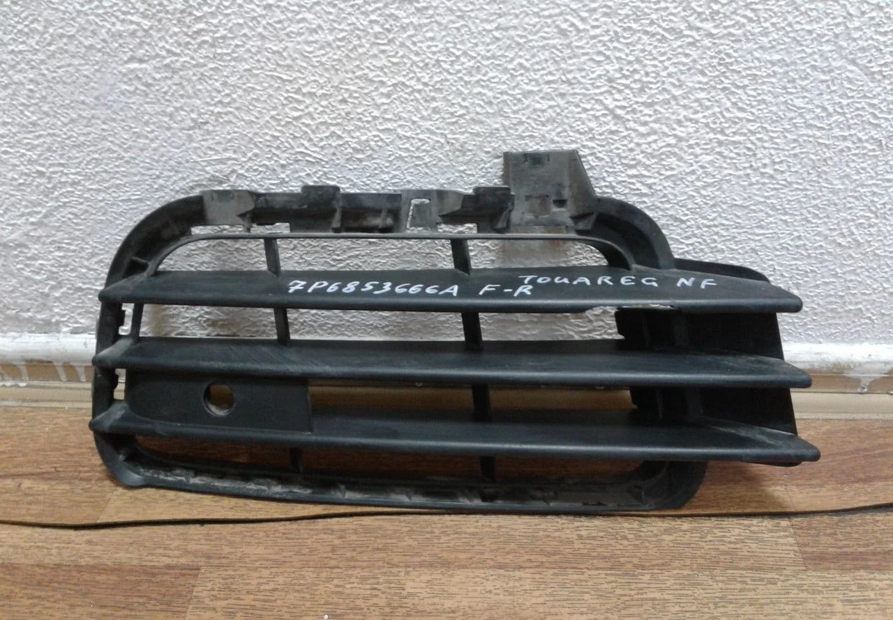 Решетка переднего бампера правая Volkswagen Touareg NF (10>) (слом. часть) oem 7p6853666a