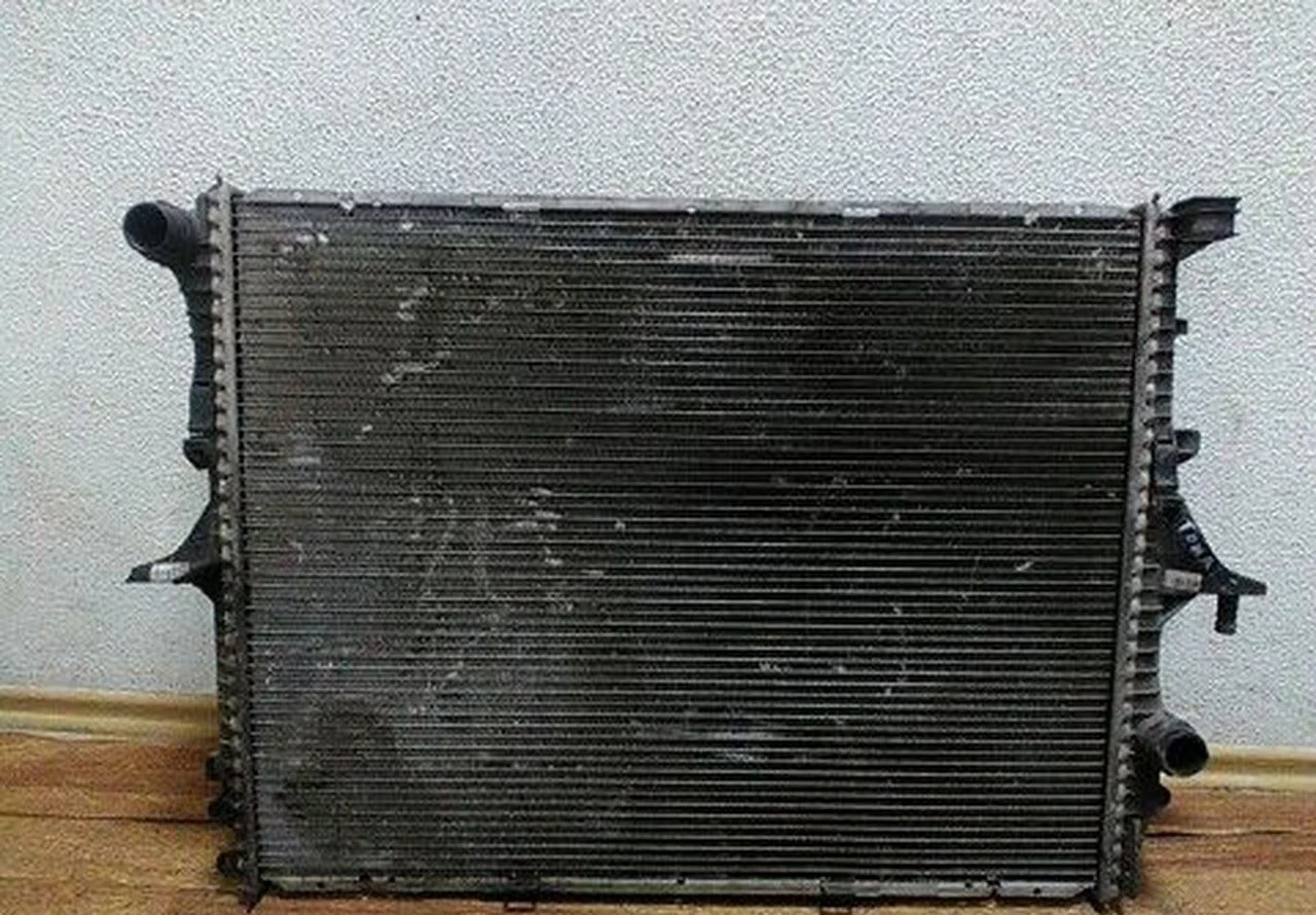 Радиатор охлаждения ДВС Volkswagen Touareg сломано крепление м/т oem 7l6121253b