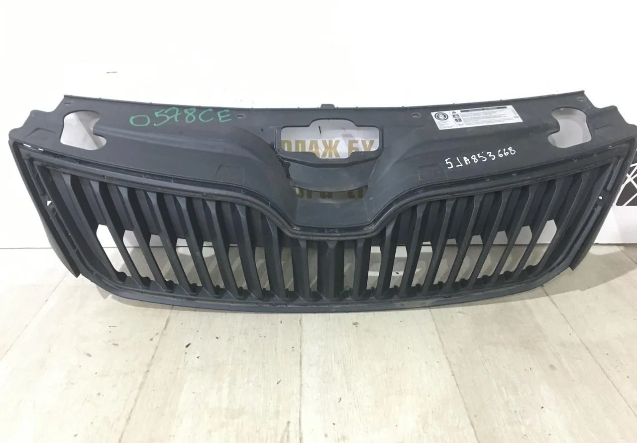 Решетка радиатора Skoda Rapid OEM 5JA853668