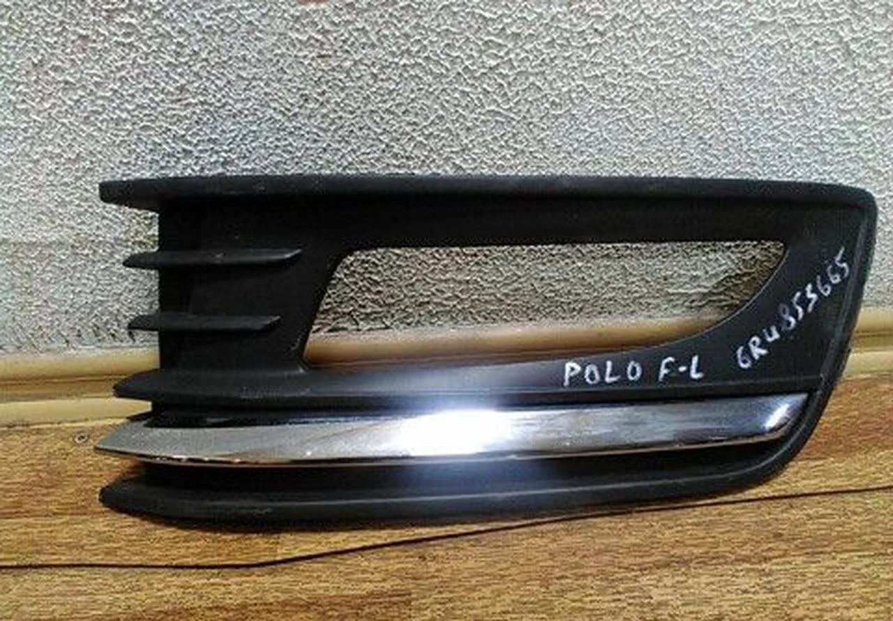 Решетка ПТФ левая Volkswagen Polo oem 6ru853665