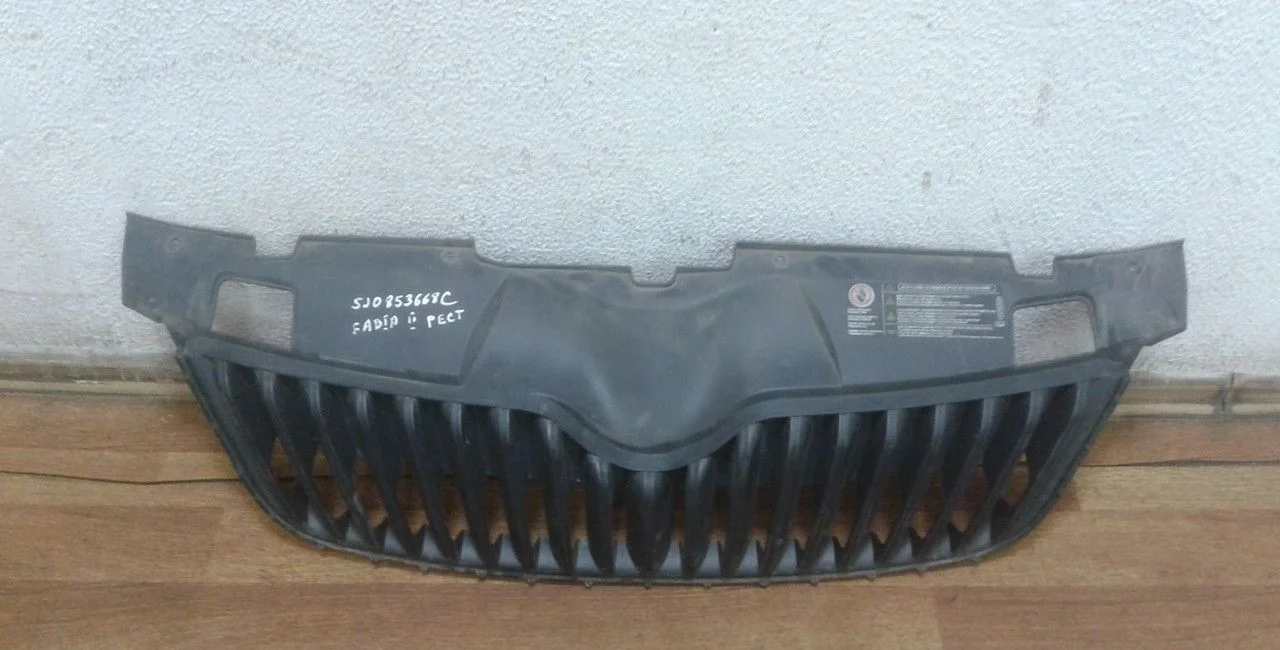 Решетка радиатора бу Skoda Fabia 2 рестайлинг OEM 5J0853668C