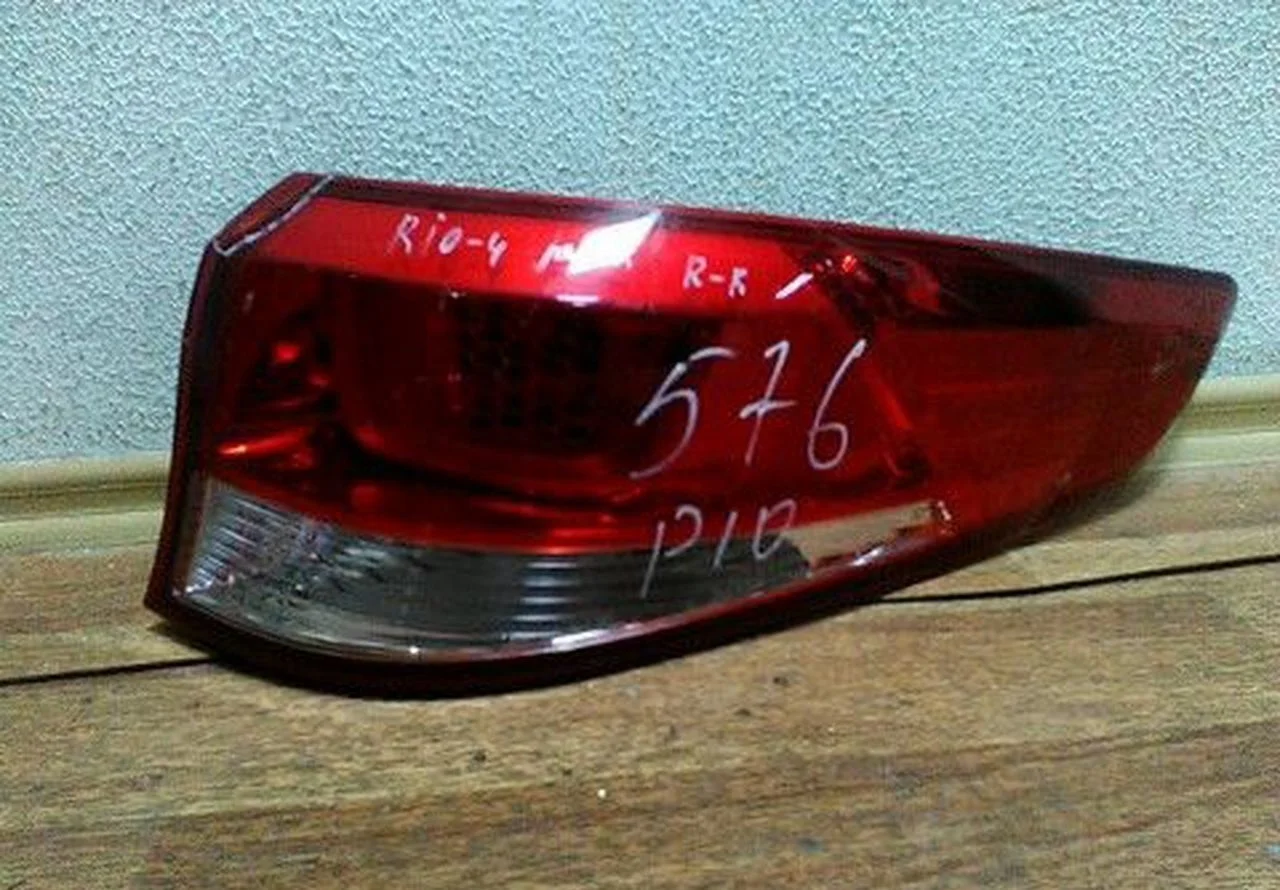 Фонарь правый Kia Rio 4 рестайл трещина скол на стекле oem 924024x500