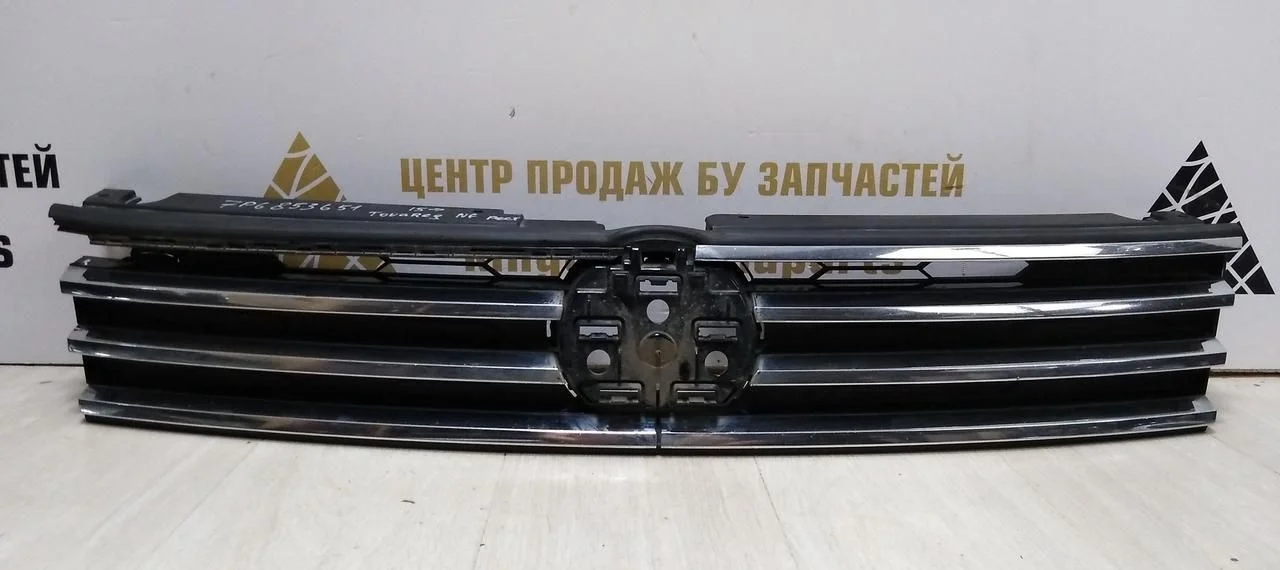 Решетка радиатора Volkswagen Touareg 2 NF рестайлинг 2014-2018 oem 7P6853651L