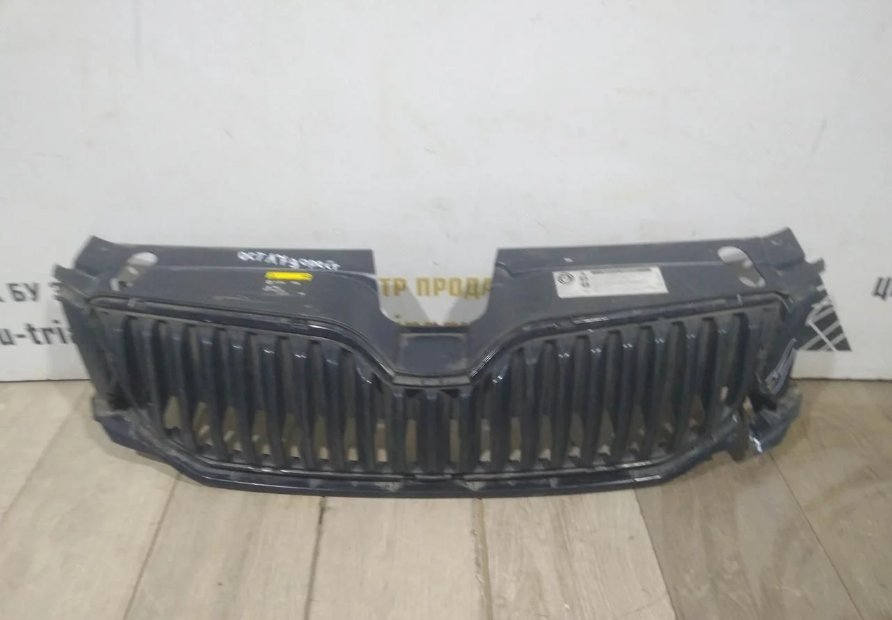 Решетка радиатора бу Skoda Octavia A7 OEM 5E0853653