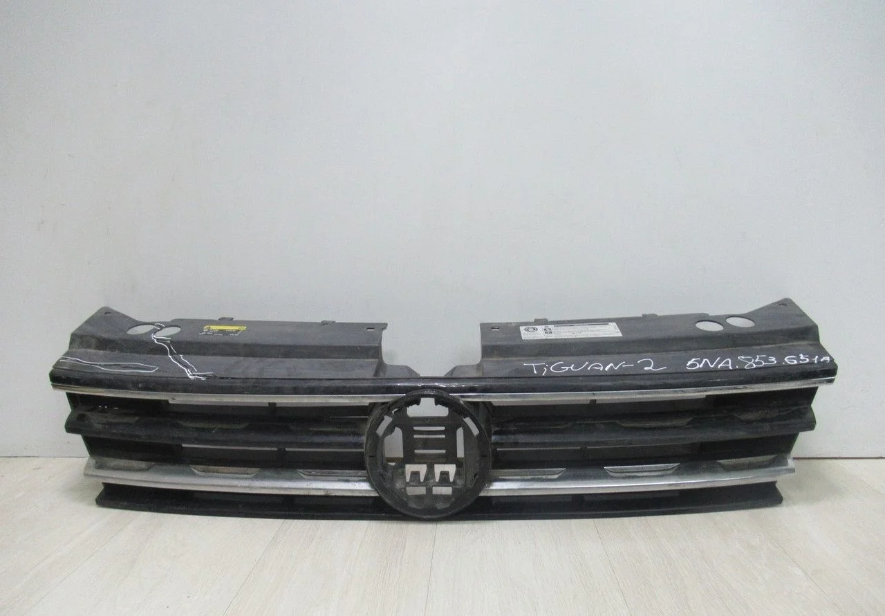 Решетка радиатора Volkswagen Tiguan 2 (16>) oem 5na853651b (трещины)