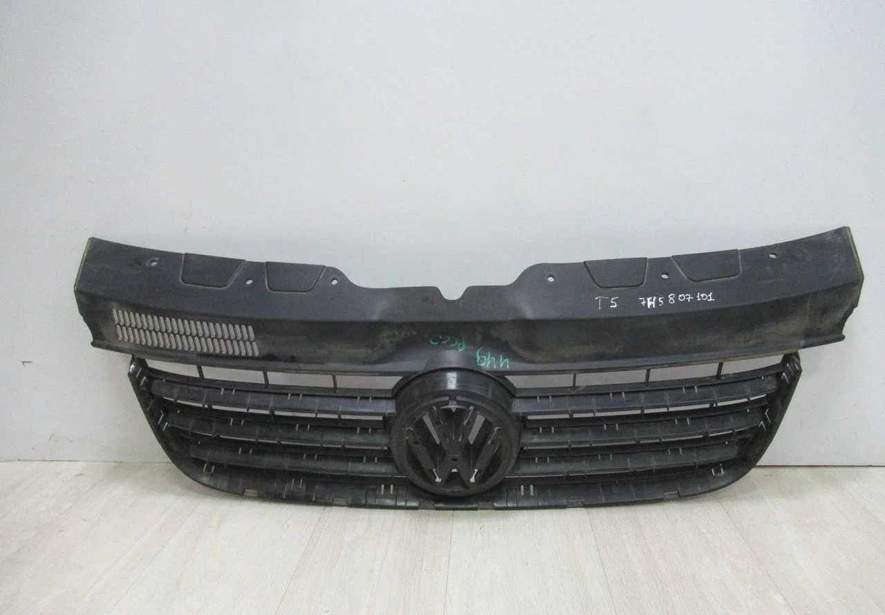 Решетка радиатора Volkswagen Transporter Т5 10-  Oem 7h5807101 (мал.трещина)