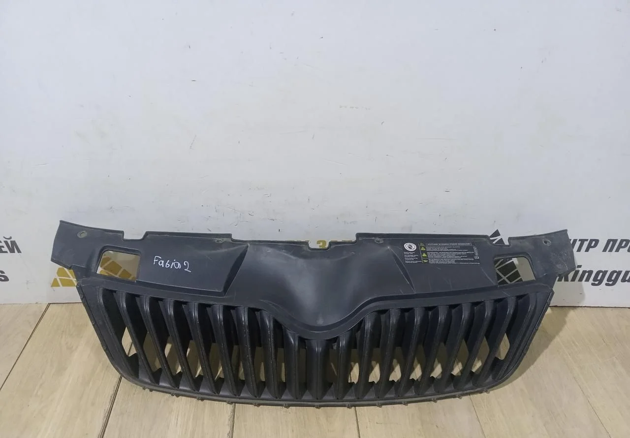 Решетка радиатора Skoda Fabia 2 OEM 5J0853668C