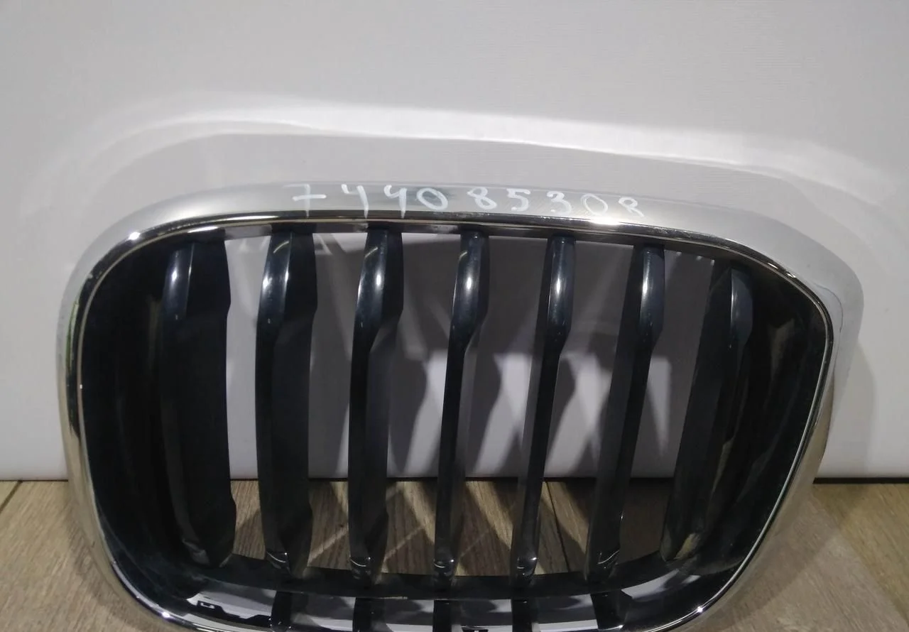 Решетка радиатора левая бу BMW X3 G01 OEM 51137440853