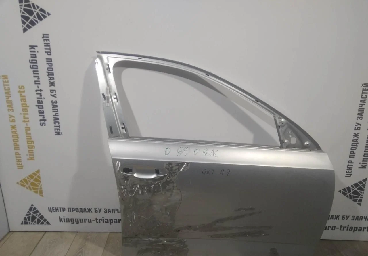 Дверь передняя правая бу Skoda Octavia A7 OEM 5E0831052A