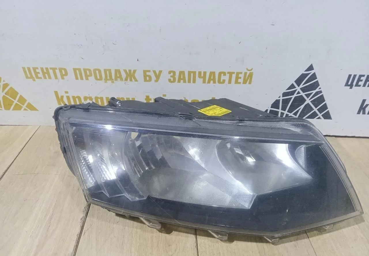 Фара галоген правая Skoda Octavia A7 OEM 5E1941018