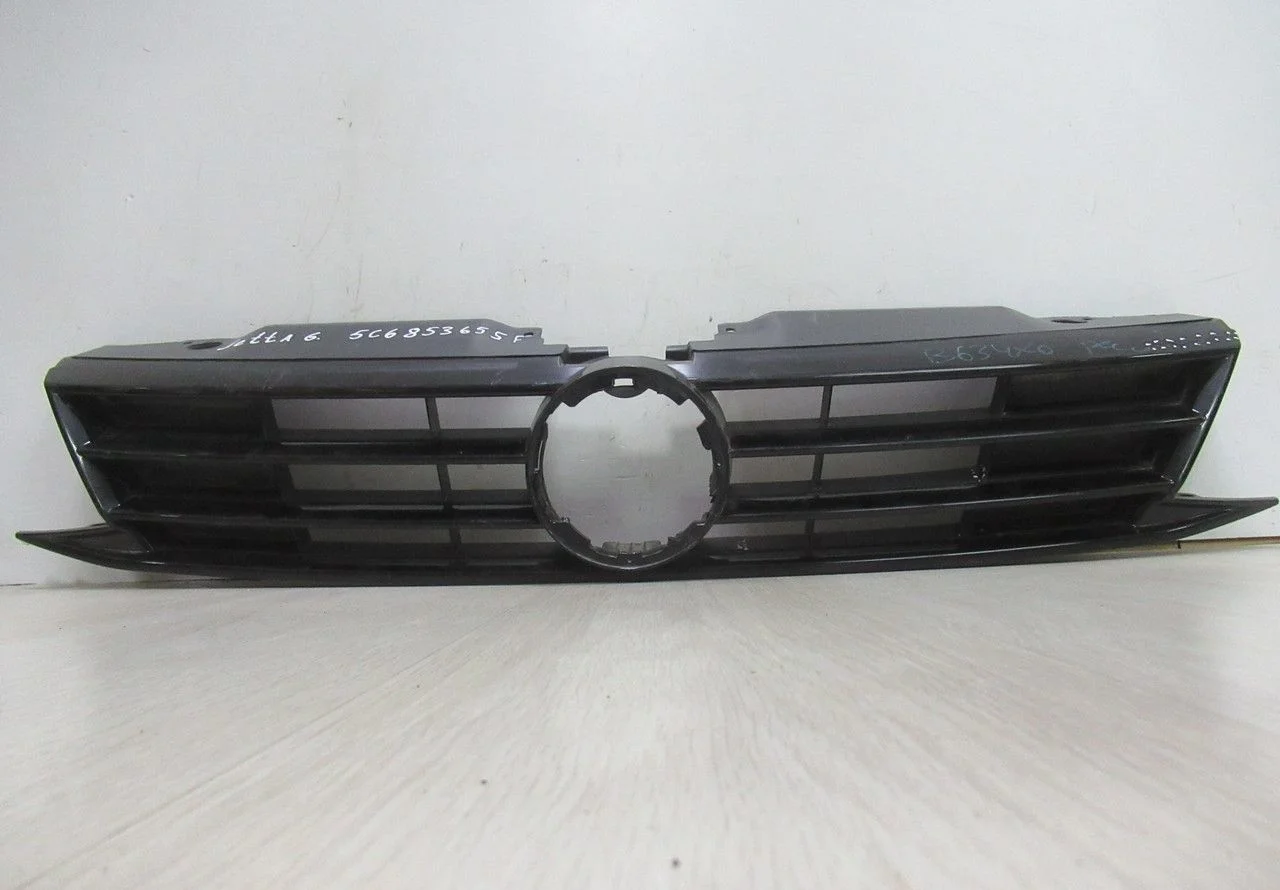 Решетка радиатора Volkswagen Jetta 6 рест oem 5C6853655F (трещины)