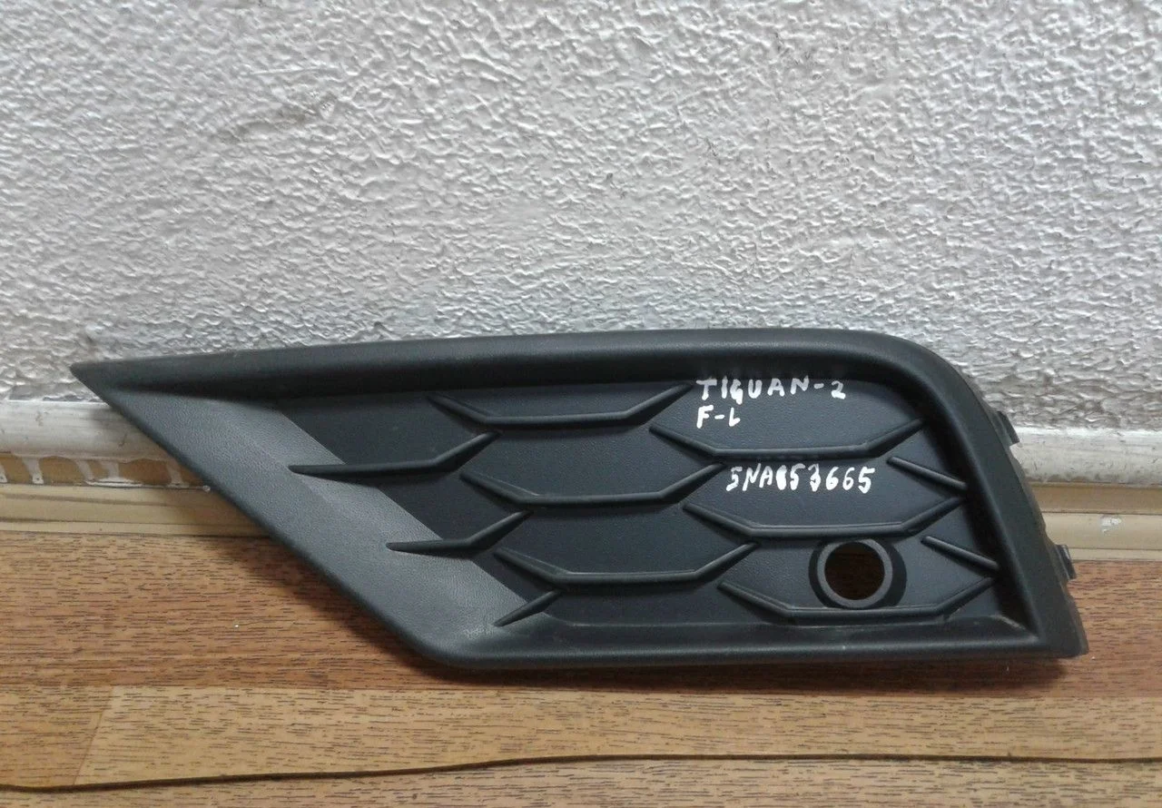 Заглушка переднего бампера левая Volkswagen Tiguan 2 (16>) oem 5na853665