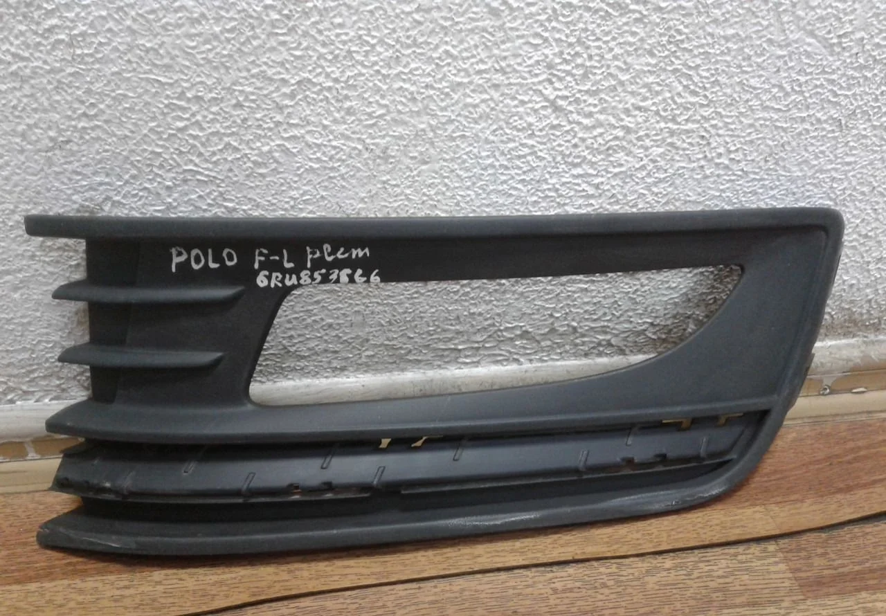 Решетка птф левая Volkswagen Polo рестайл oem 6ru853666