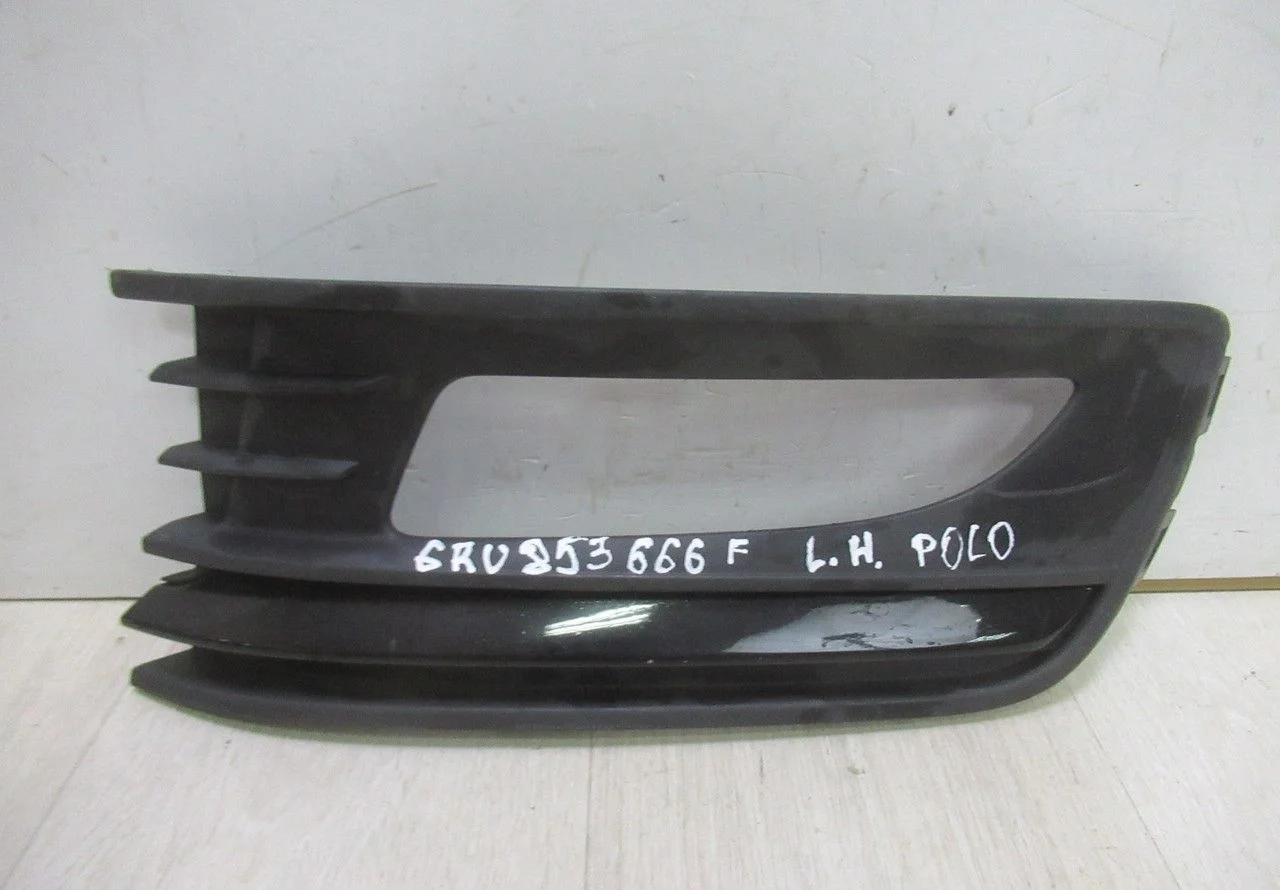 Решетка рамка ПТФ правая Volkswagen Polo рест oem 6RU853666F (слом.1крепл)