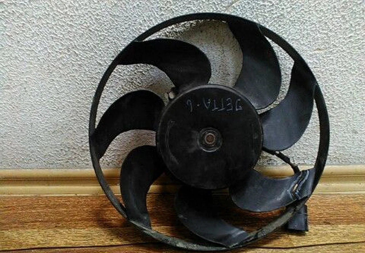 Вентилятор охлаждения ДВС Volkswagen Jetta 6 oem 1k0959455 трещина на крыльчатке