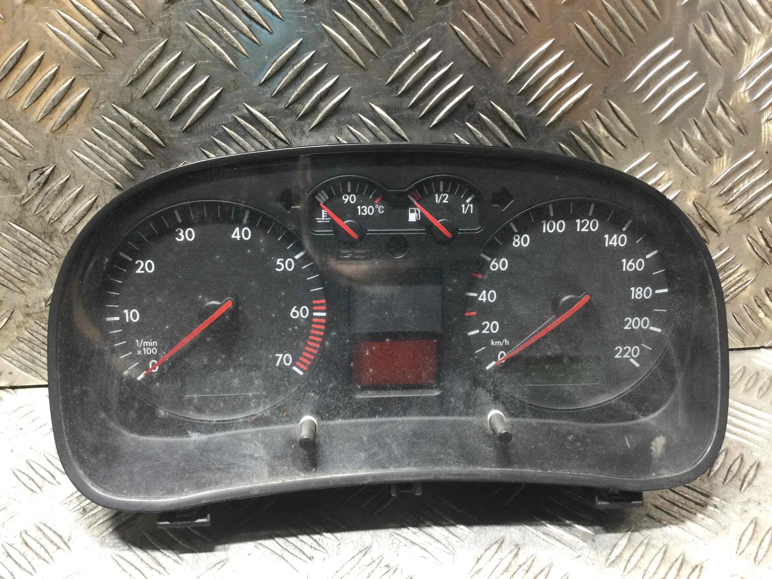 Щиток приборов (приборная панель) Volkswagen Golf 4 поколение (1997-2004) бензин 1.4 i Механика Х/б