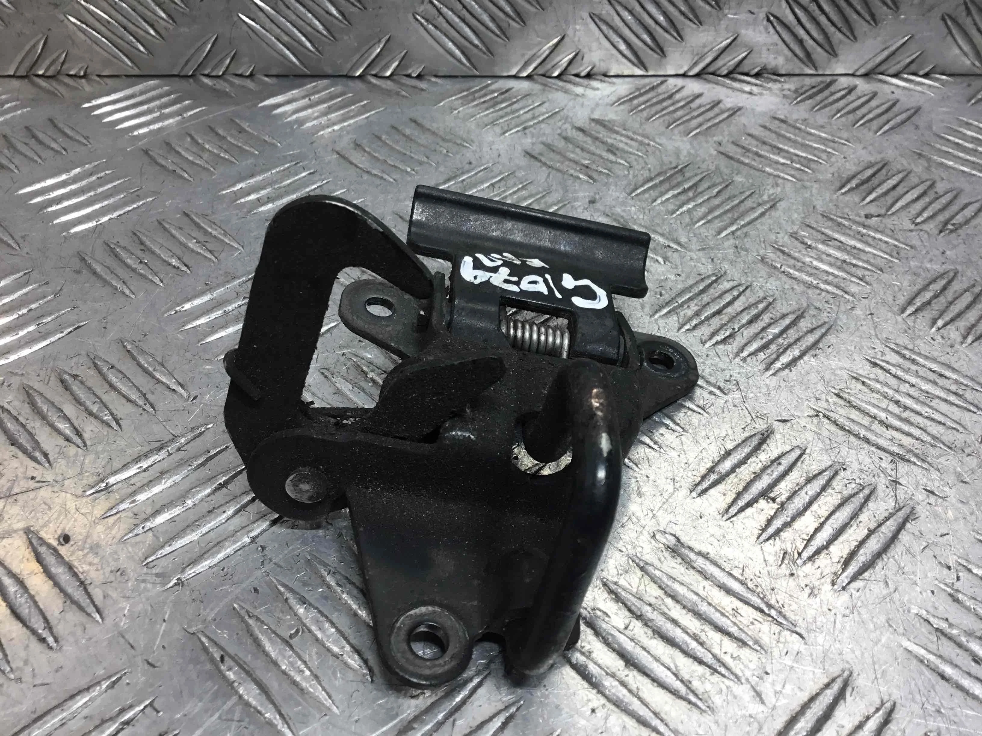 Крюк капота Audi A3 8P (2003-2005) дизель 1.9 TDI Механика Х/б
