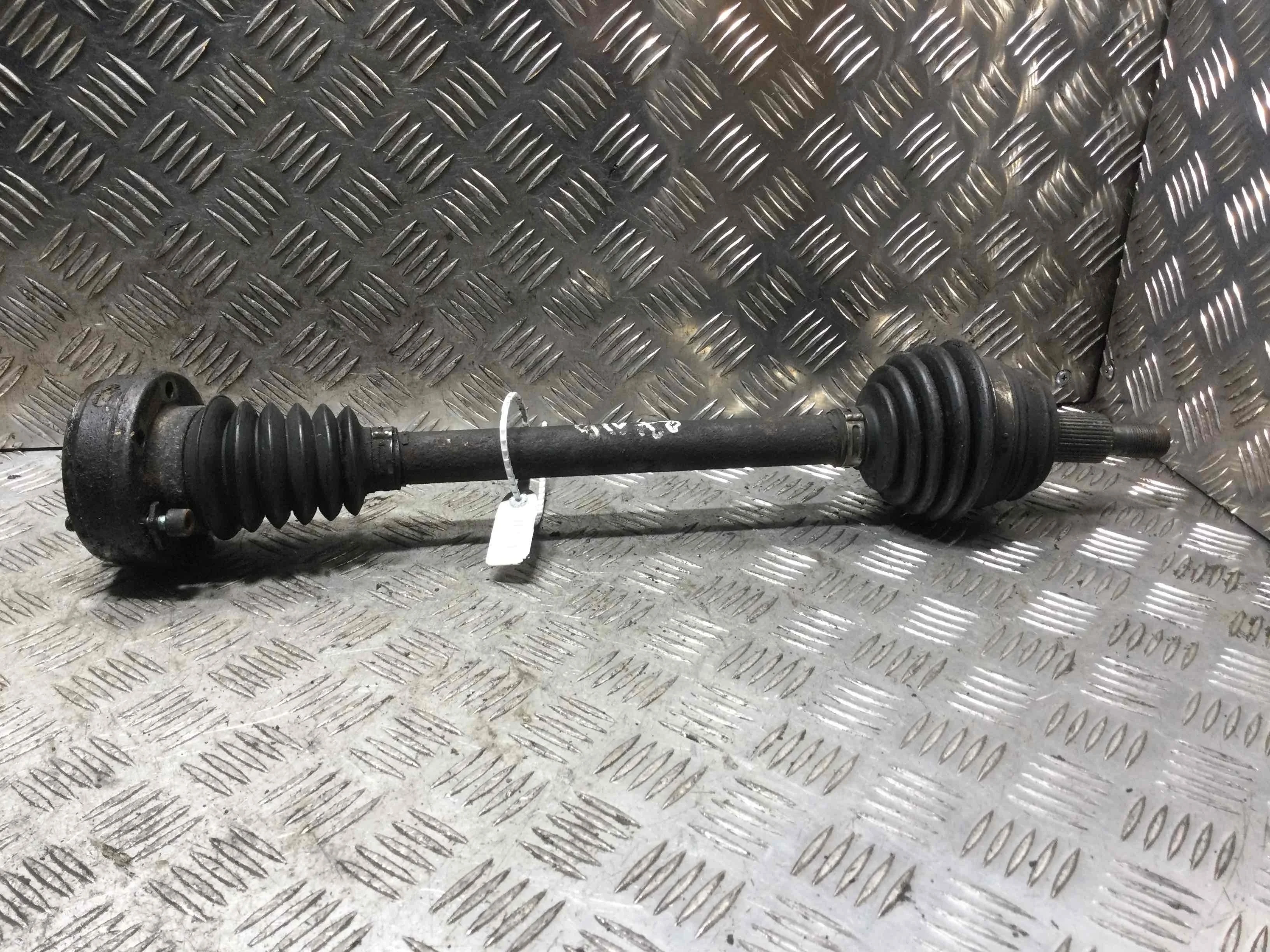 Полуось передняя левая (приводной вал, ШРУС) Audi A3 8L [рестайлинг] (2000-2003) бензин 1.6 i Механика Х/б