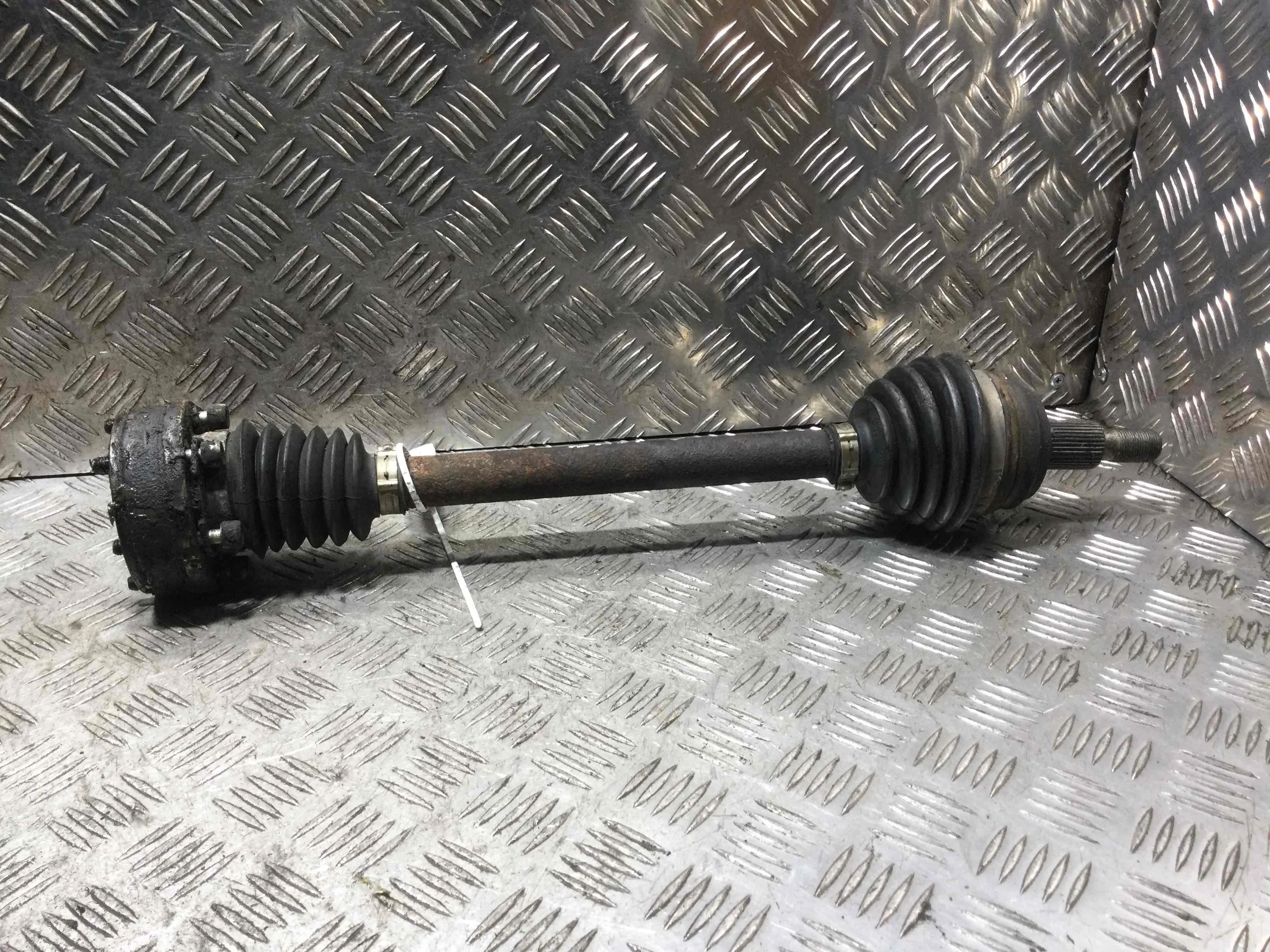 Полуось передняя левая (приводной вал, ШРУС) Audi A3 8L (1996-2000) бензин 1.6 i Механика Х/б