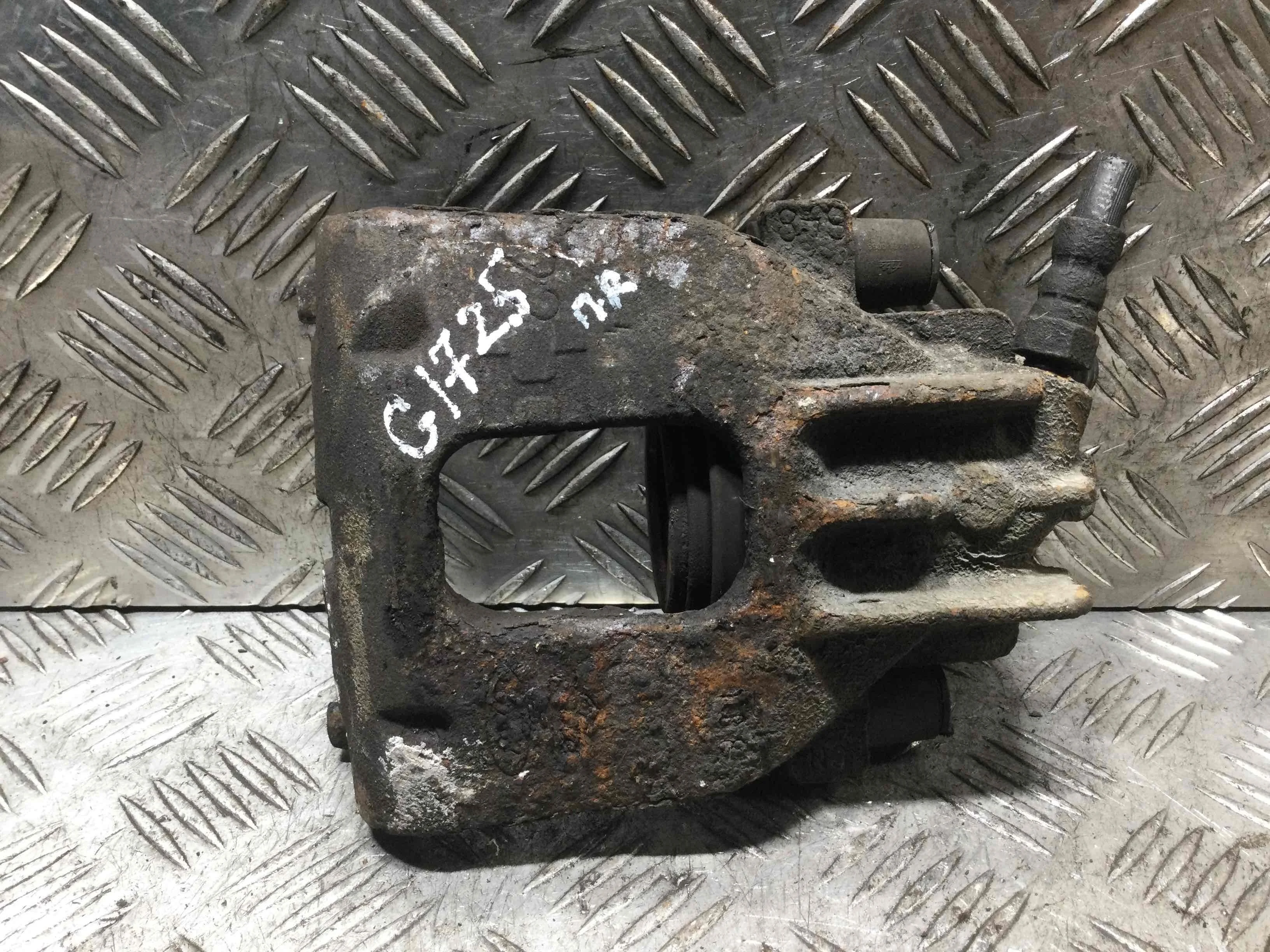 Суппорт передний правый Ford Focus 1 поколение [рестайлинг] (2001-2005) бензин 1.6 i Механика Х/б