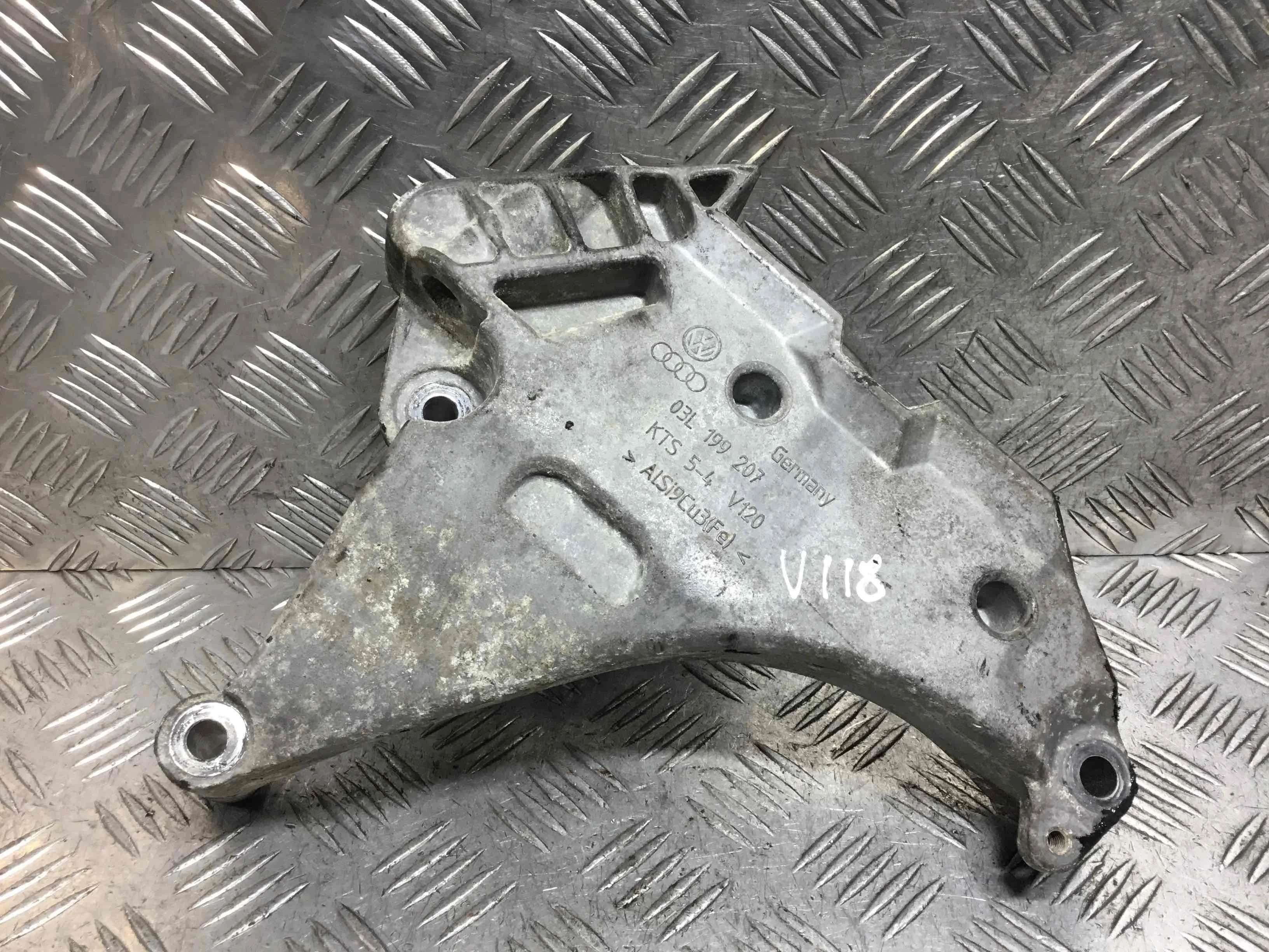 Кронштейн двигателя Volkswagen Passat B6 (2005-2010) дизель 1.6 TDI Механика Универсал