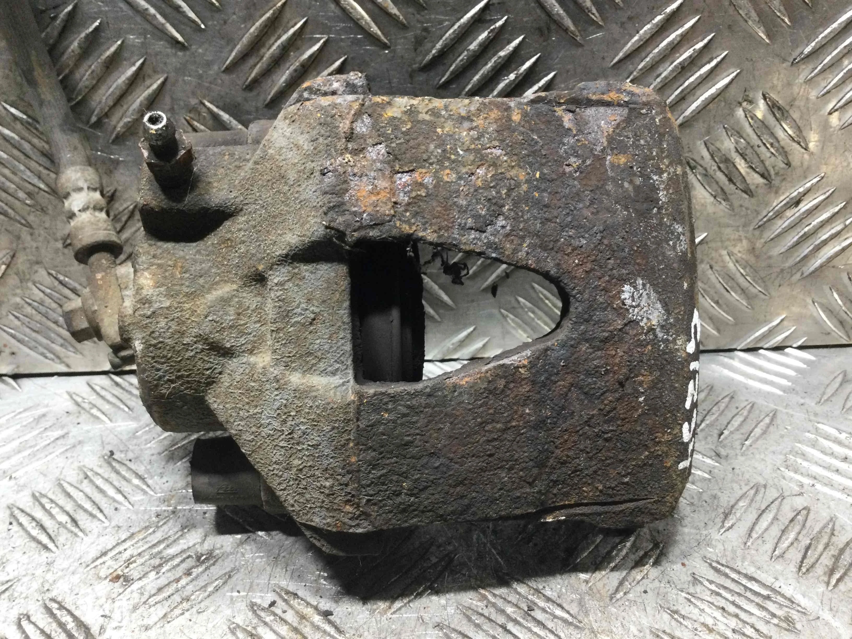 Суппорт передний левый Volkswagen Polo 4 поколение (2001-2005) дизель 1.4 TDI Механика Х/б