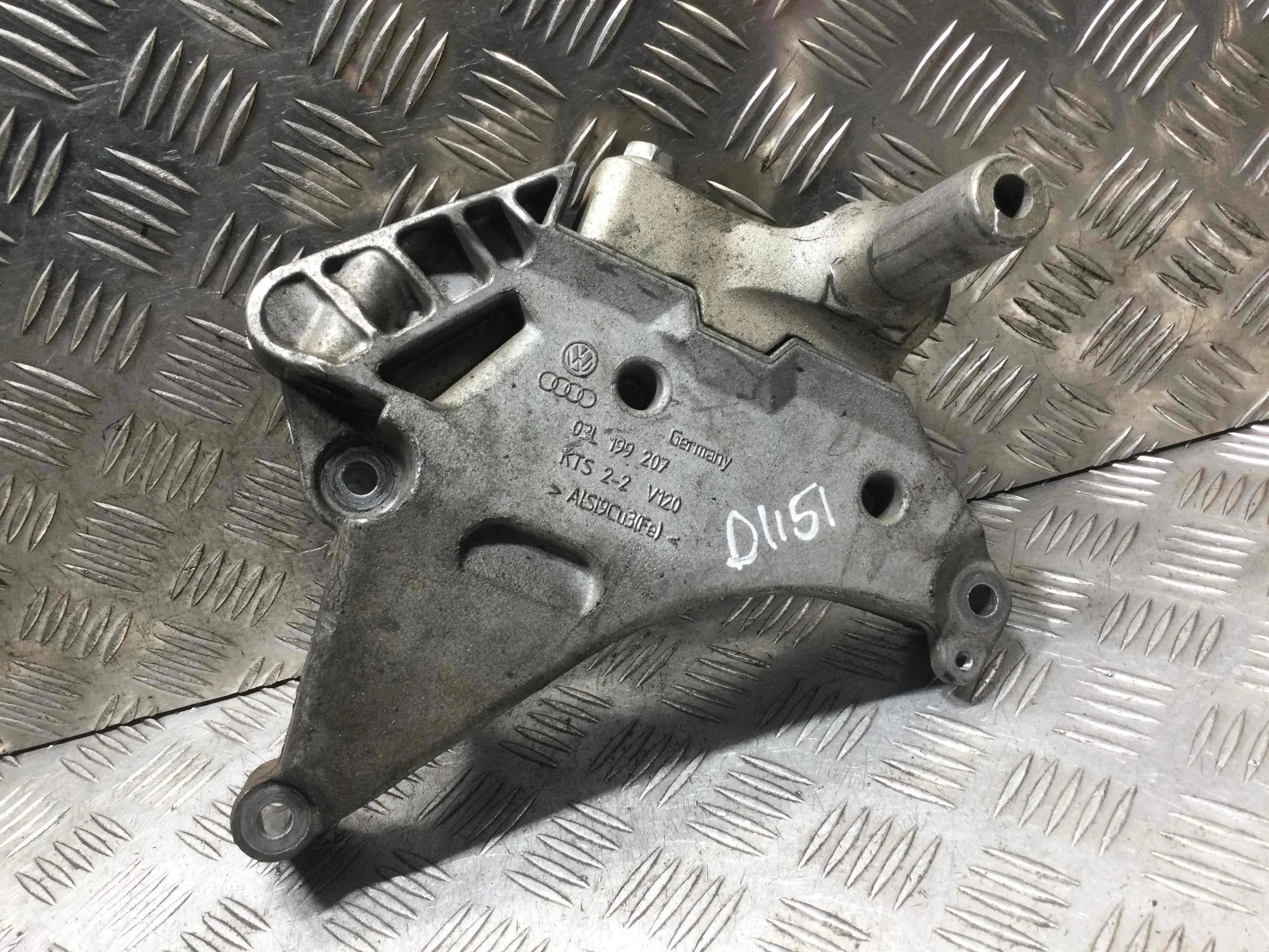 Кронштейн двигателя Volkswagen Golf 5 поколение (2004-2009) дизель 2.0 TDI DSG Х/б