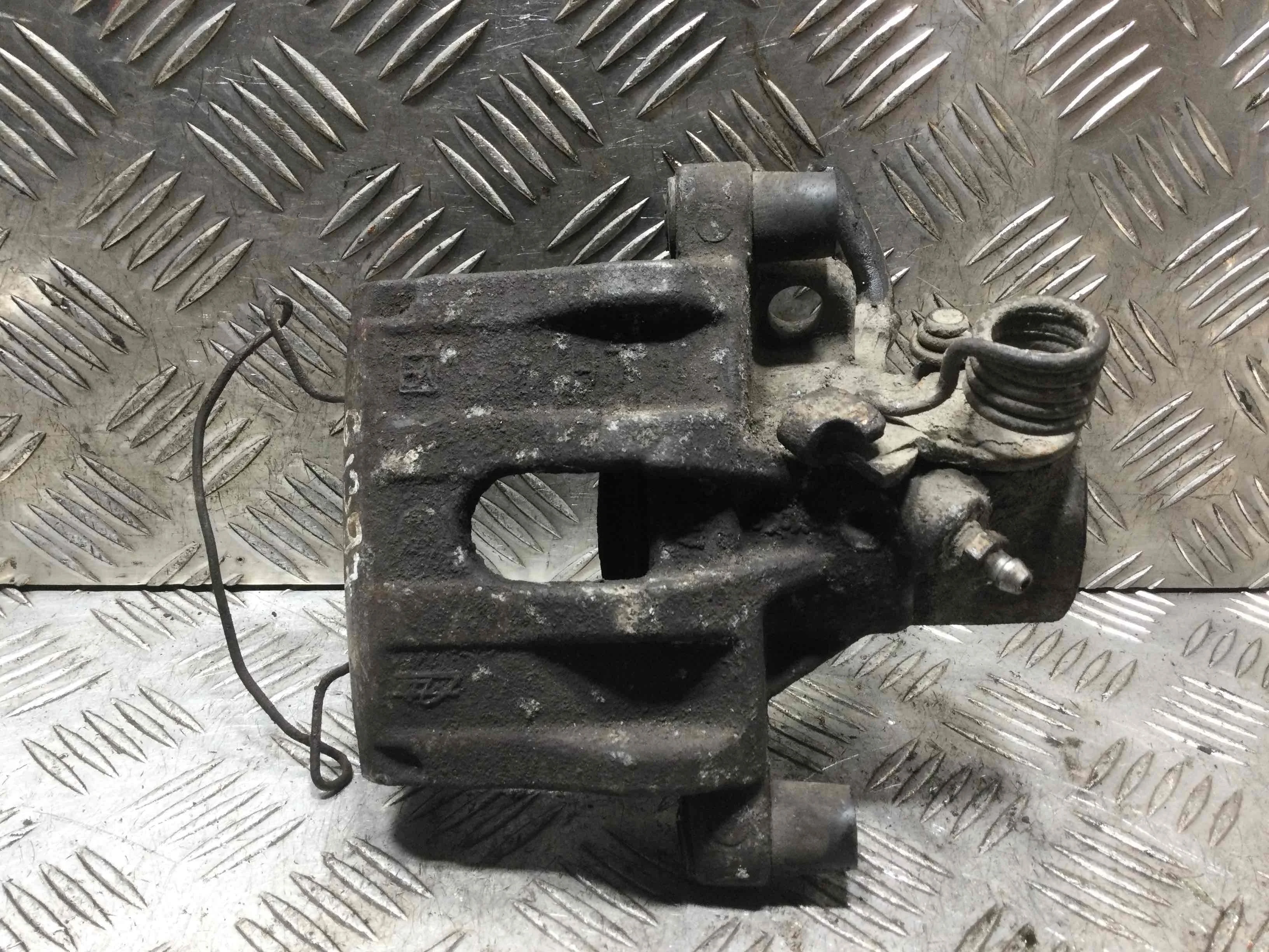 Суппорт задний левый Ford Focus 1 поколение [рестайлинг] (2001-2005) бензин 1.6 i Механика Универсал