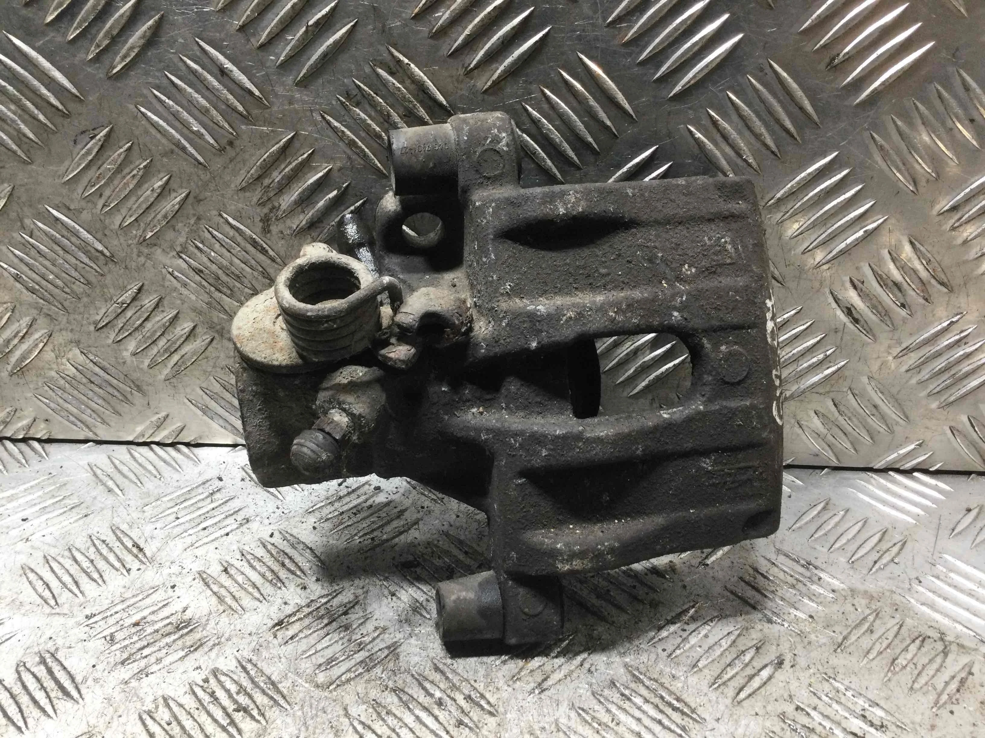 Суппорт задний правый Ford Focus 1 поколение [рестайлинг] (2001-2005) бензин 1.6 i Механика Универсал