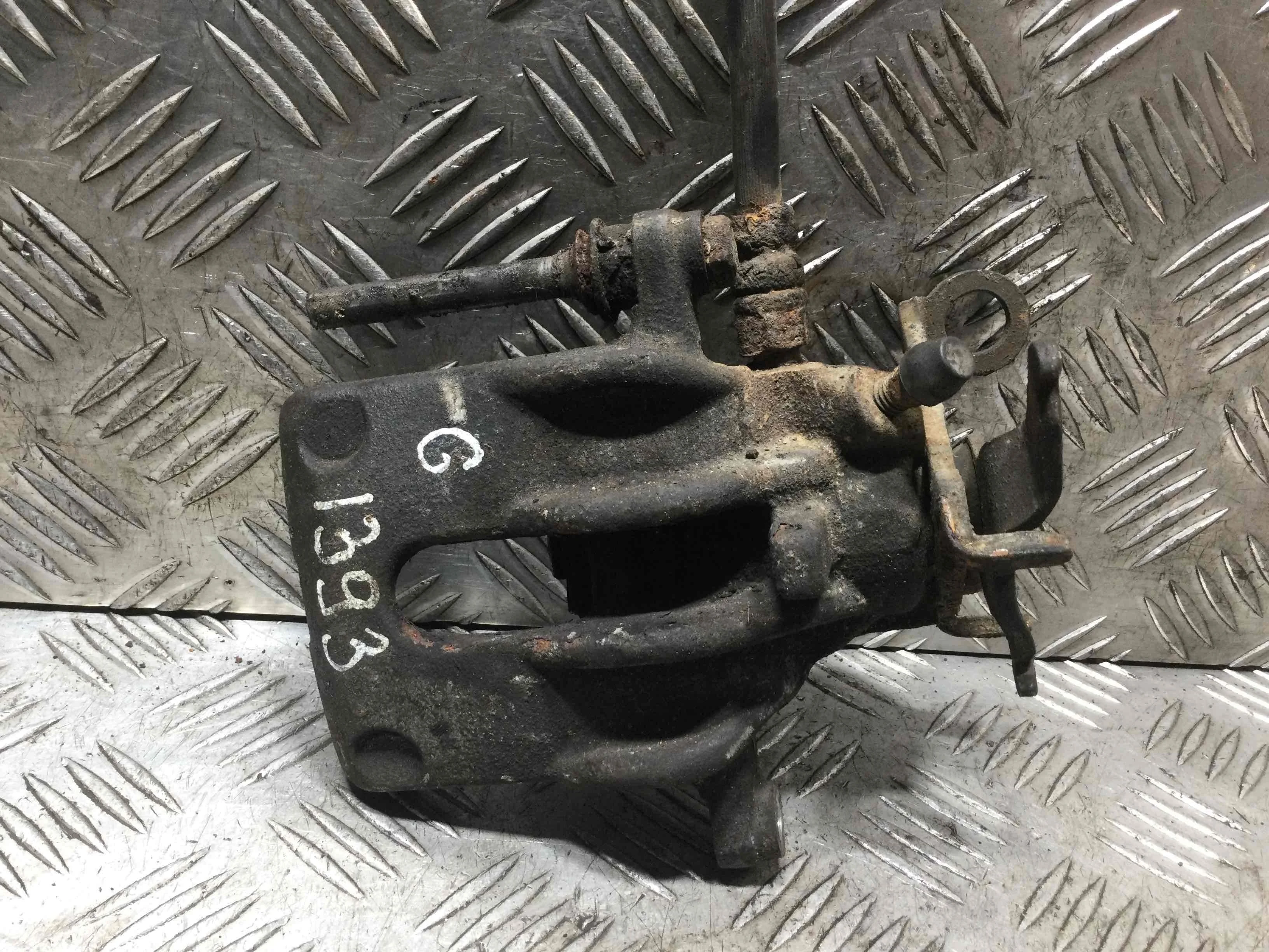 Суппорт задний левый Ford Focus 1 поколение [рестайлинг] (2001-2005) бензин 1.8 i Механика Х/б