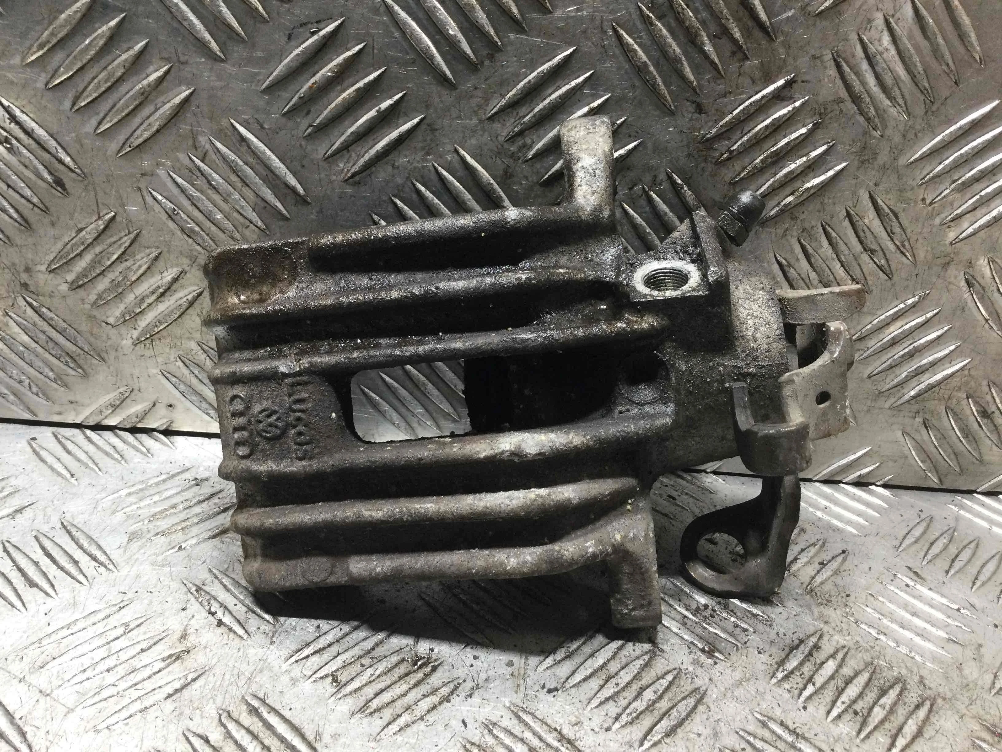 Суппорт задний левый Volkswagen Golf 4 поколение (1997-2004) бензин 1.4 i Механика Х/б