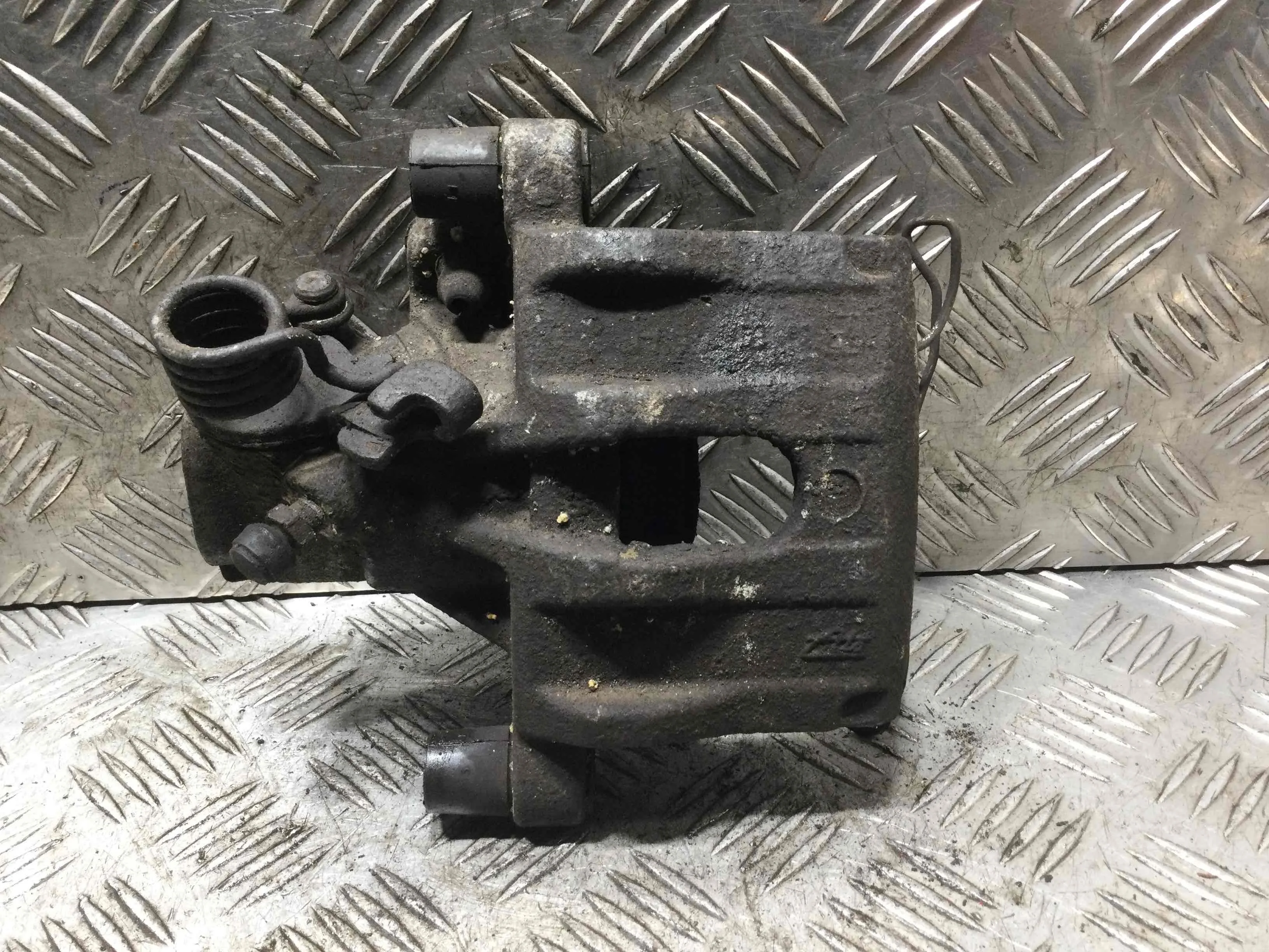 Суппорт задний правый Ford Focus 2 поколение (2005-2008) бензин 1.4 i Механика Х/б