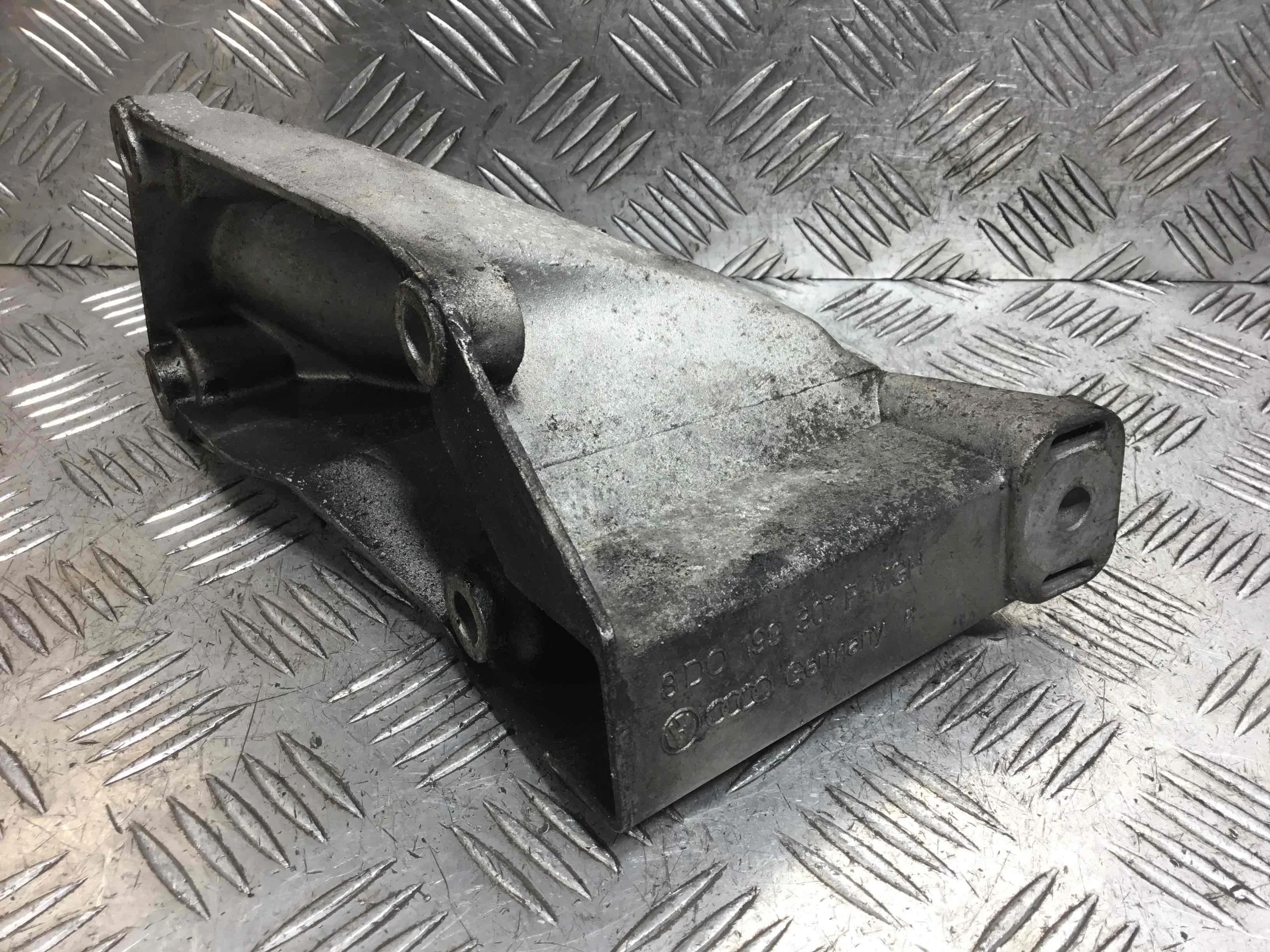 Кронштейн двигателя Volkswagen Passat B5+ [рестайлинг] (2000-2005) бензин 2.0 i Механика Универсал