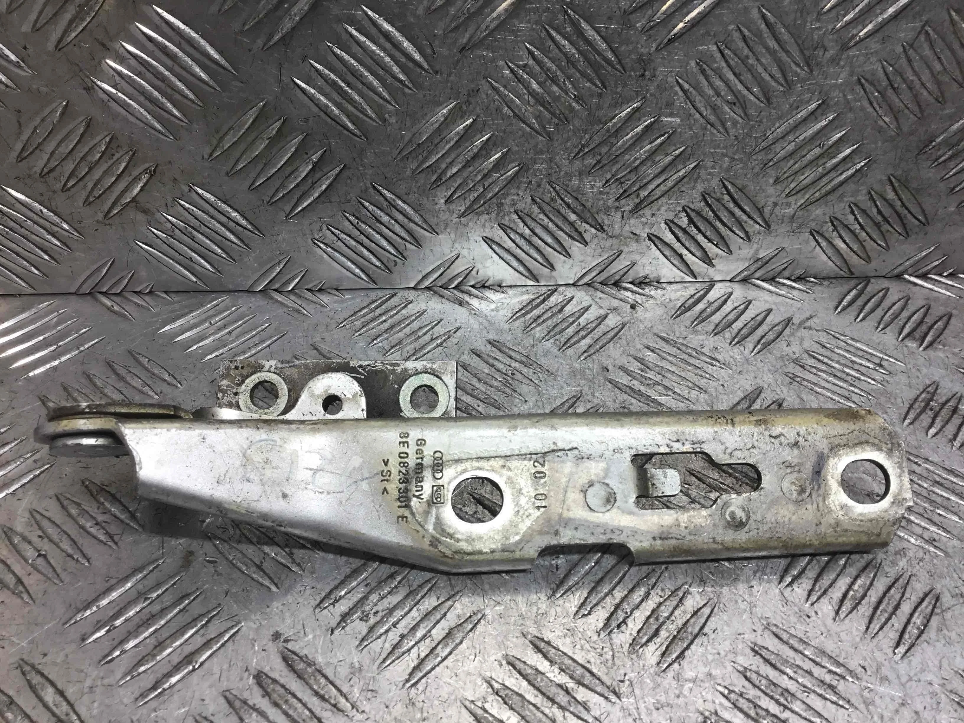 Петля капота левая Audi A4 B6 (2000-2005) бензин 2.0 i Механика Универсал