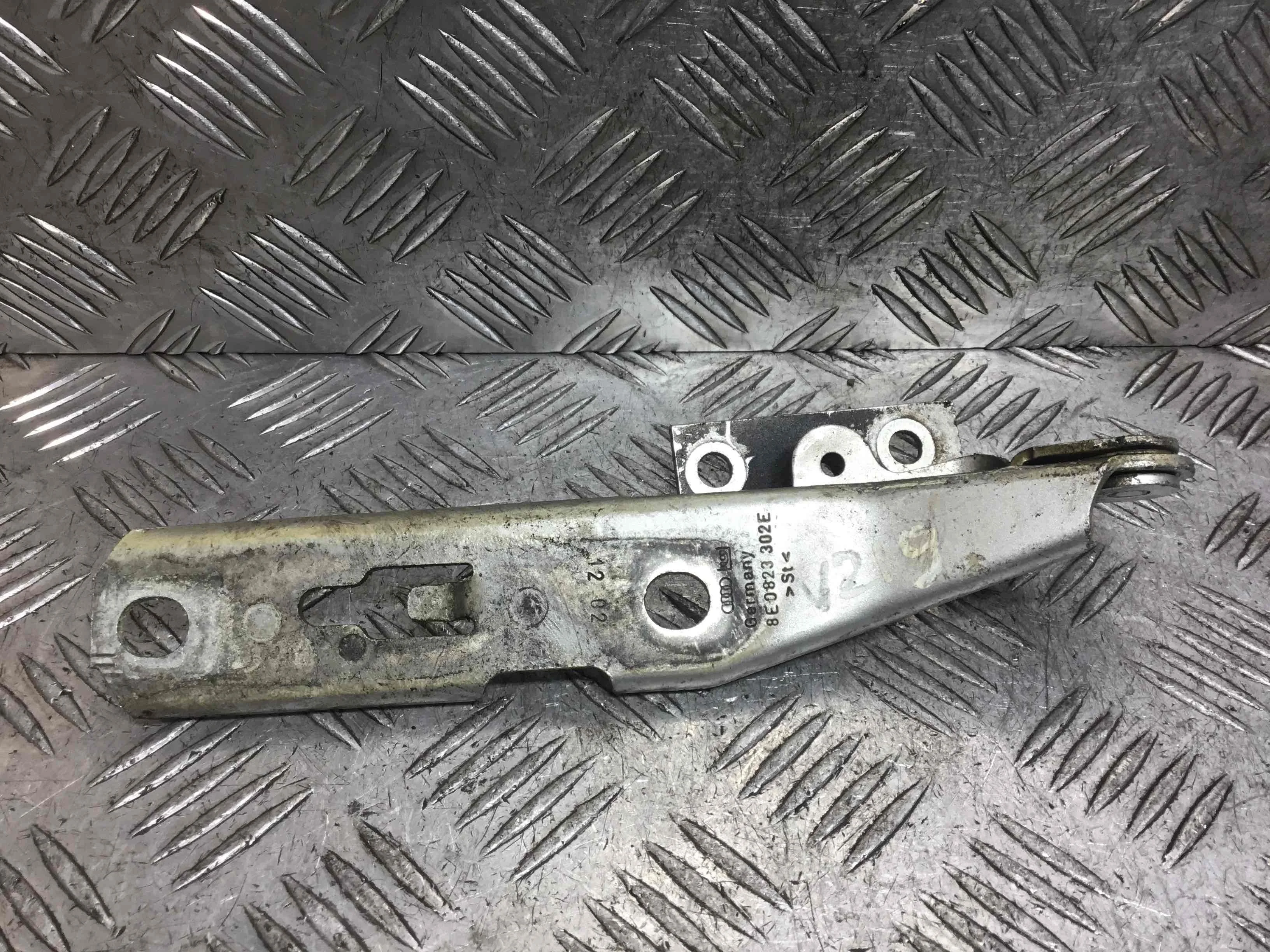 Петля капота правая Audi A4 B6 (2000-2005) бензин 2.0 i Механика Универсал