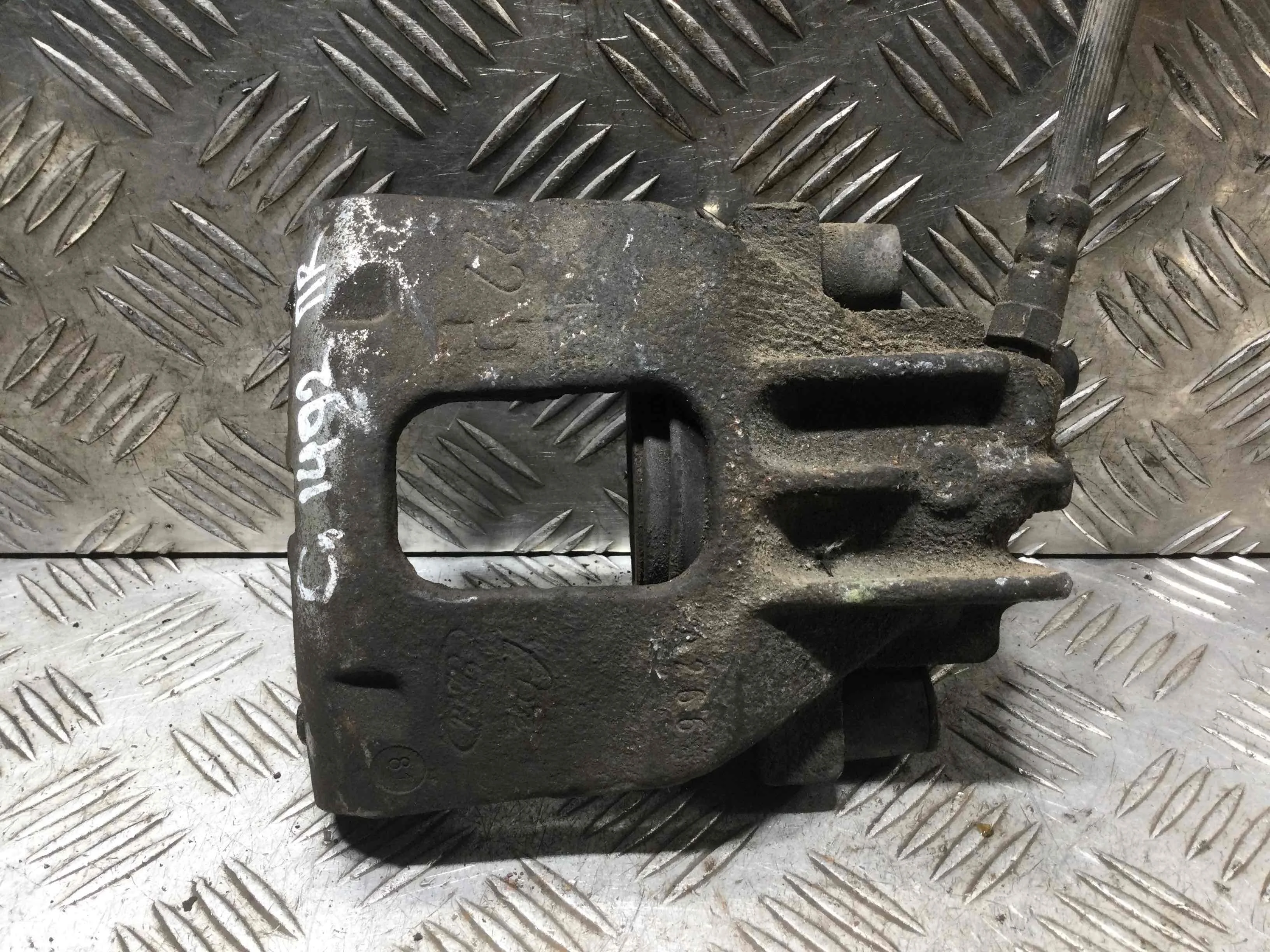 Суппорт передний правый Ford Focus 1 поколение [рестайлинг] (2001-2005) бензин 1.8 i Механика 5-дв, х/б