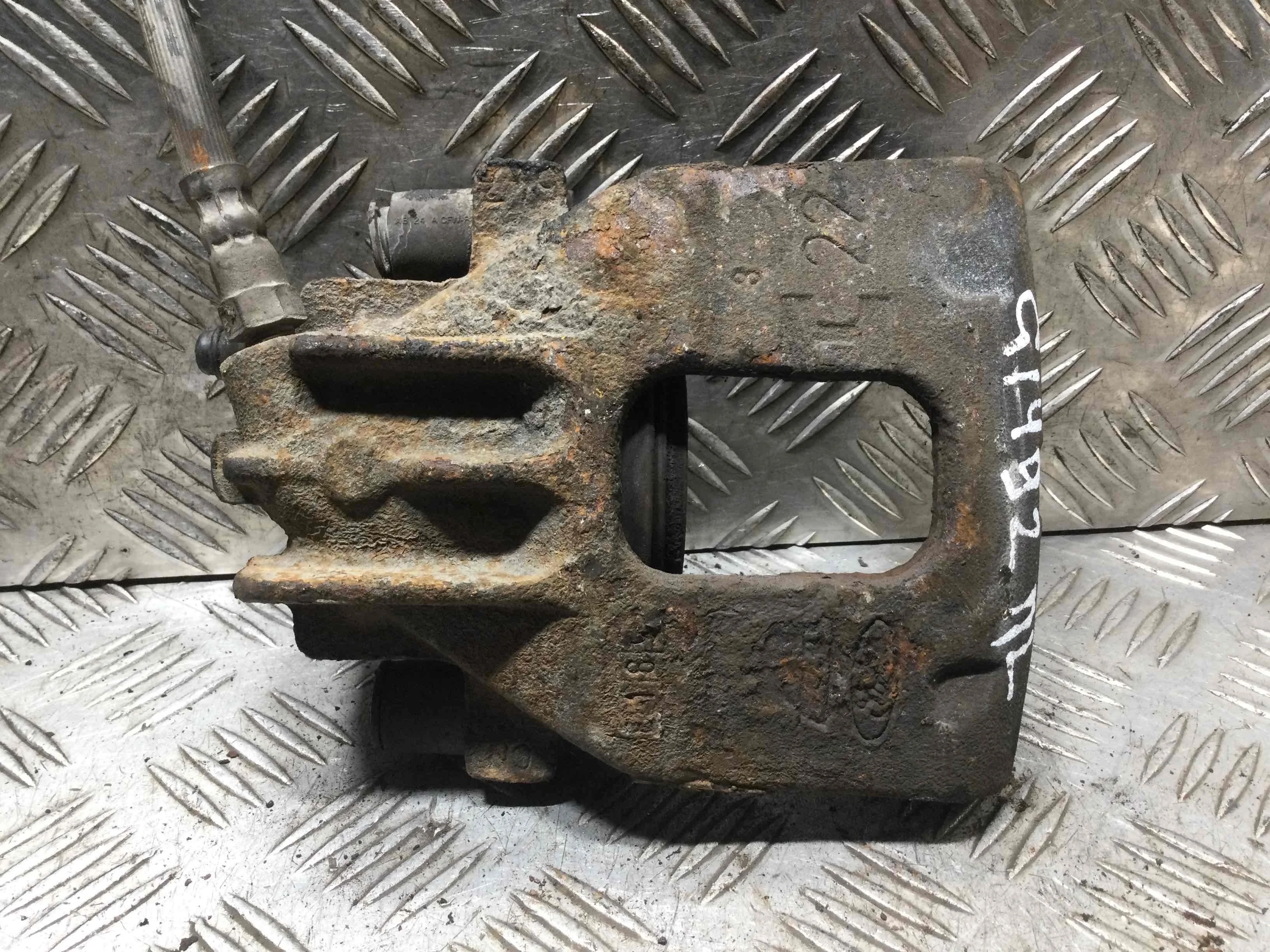 Суппорт передний левый Ford Focus 1 поколение [рестайлинг] (2001-2005) бензин 1.8 i Механика 5-дв, х/б