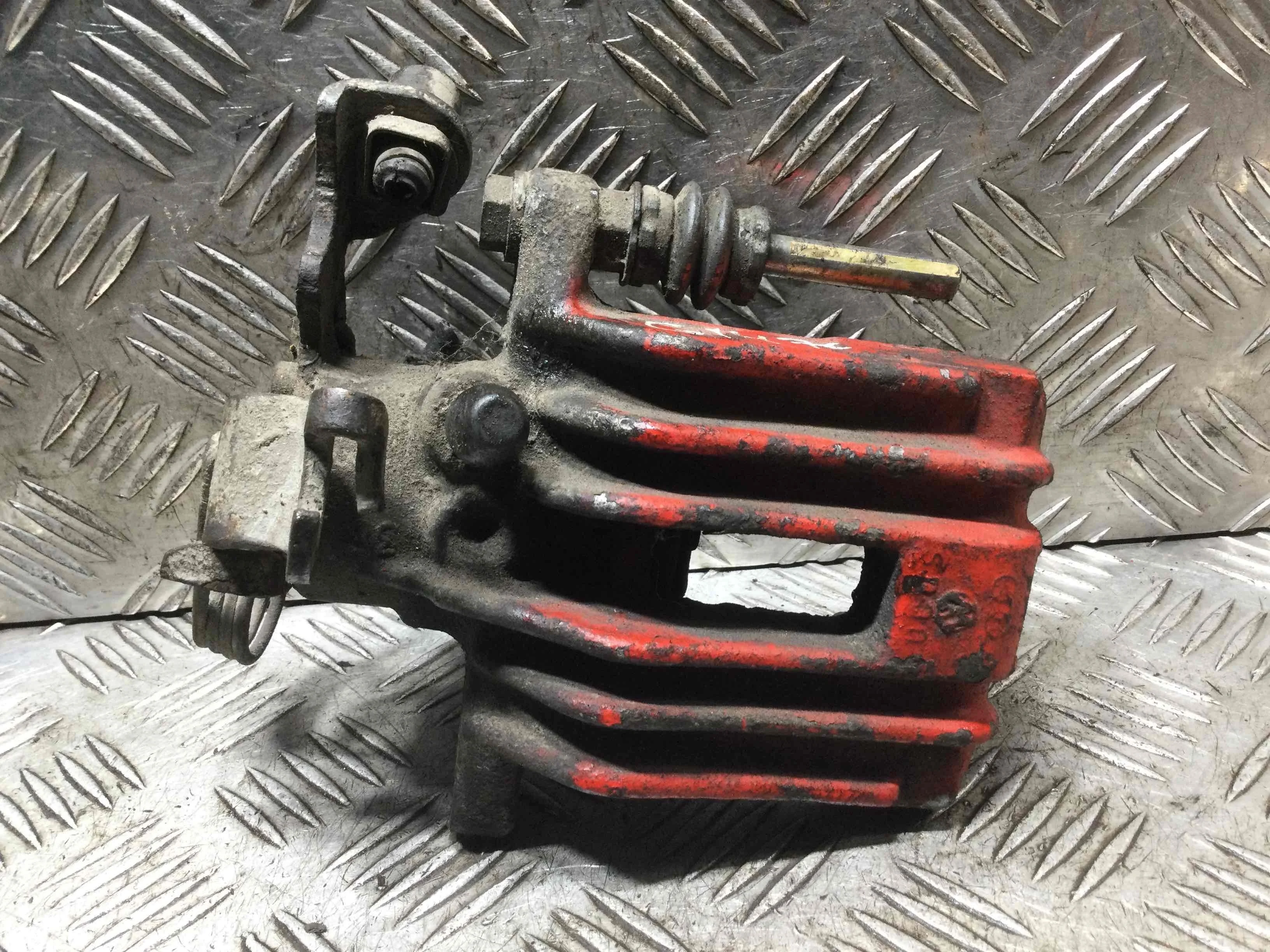 Суппорт задний правый Audi A4 B5 (1994-1999) бензин 2.4 i Механика Седан