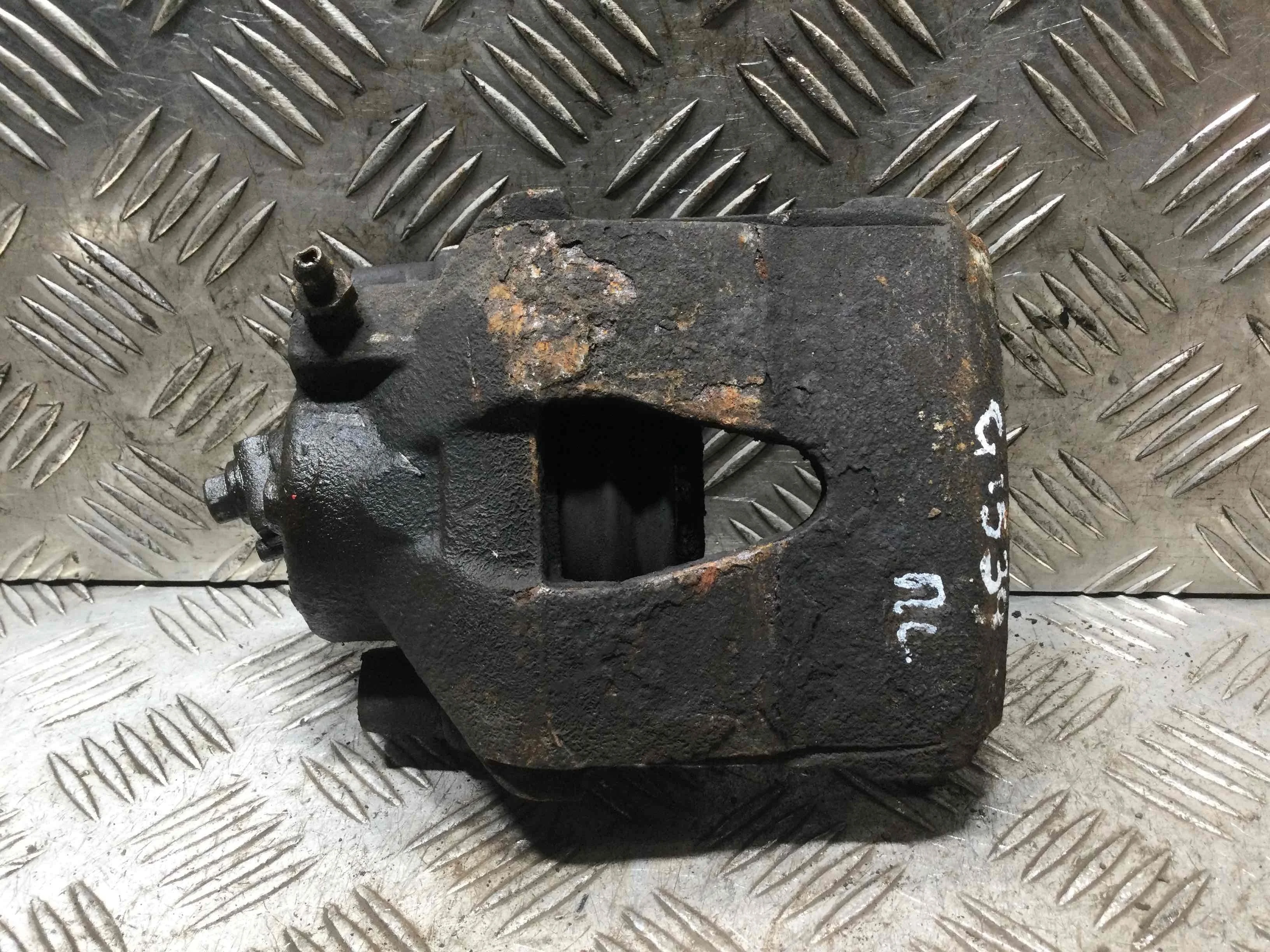 Суппорт передний левый Volkswagen Polo 4 поколение (2001-2005) бензин 1.2 i Механика Х/б