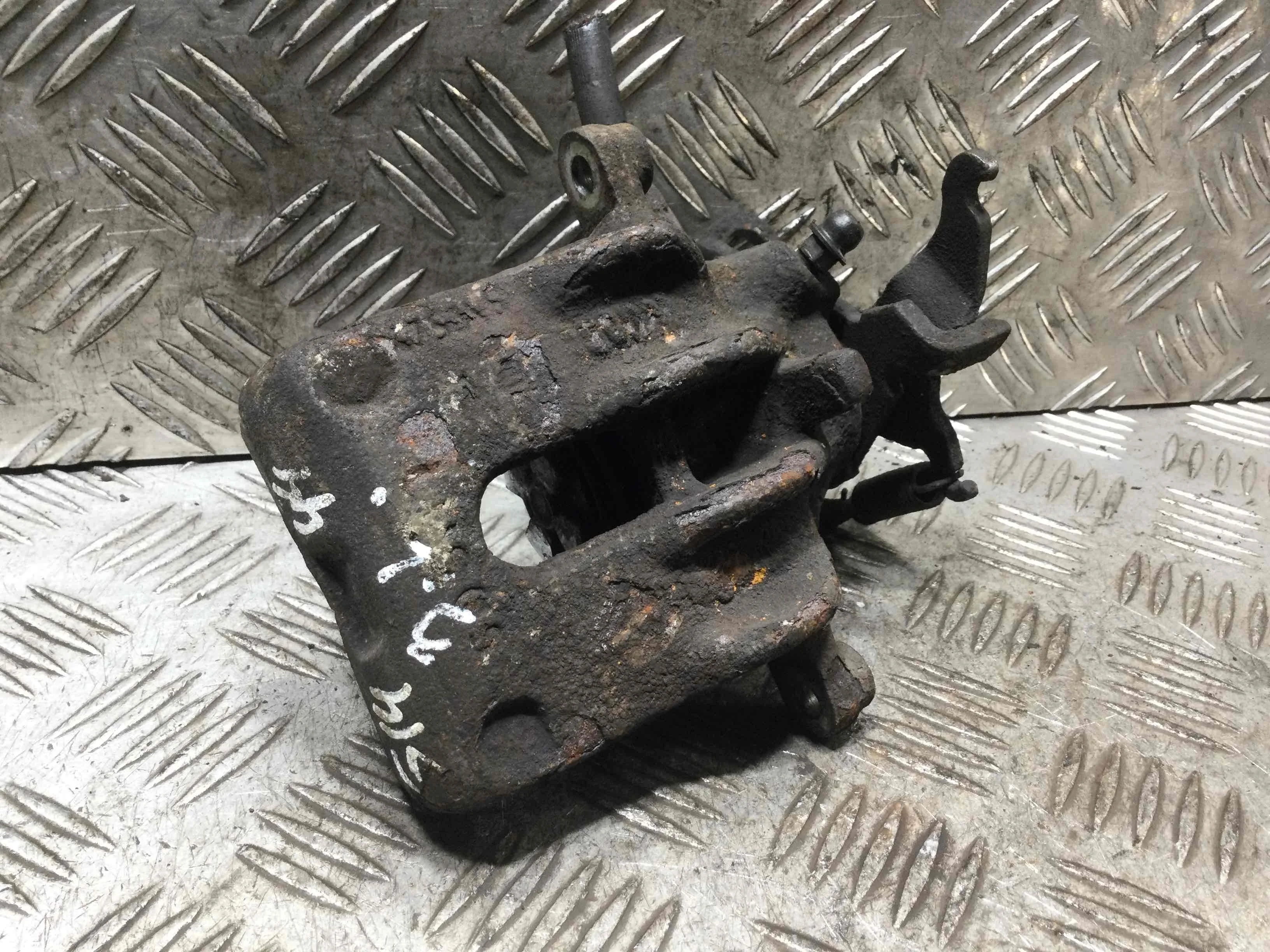 Суппорт задний левый Ford Focus 1 поколение (1998-2001) бензин 1.6 i Автомат Х/б