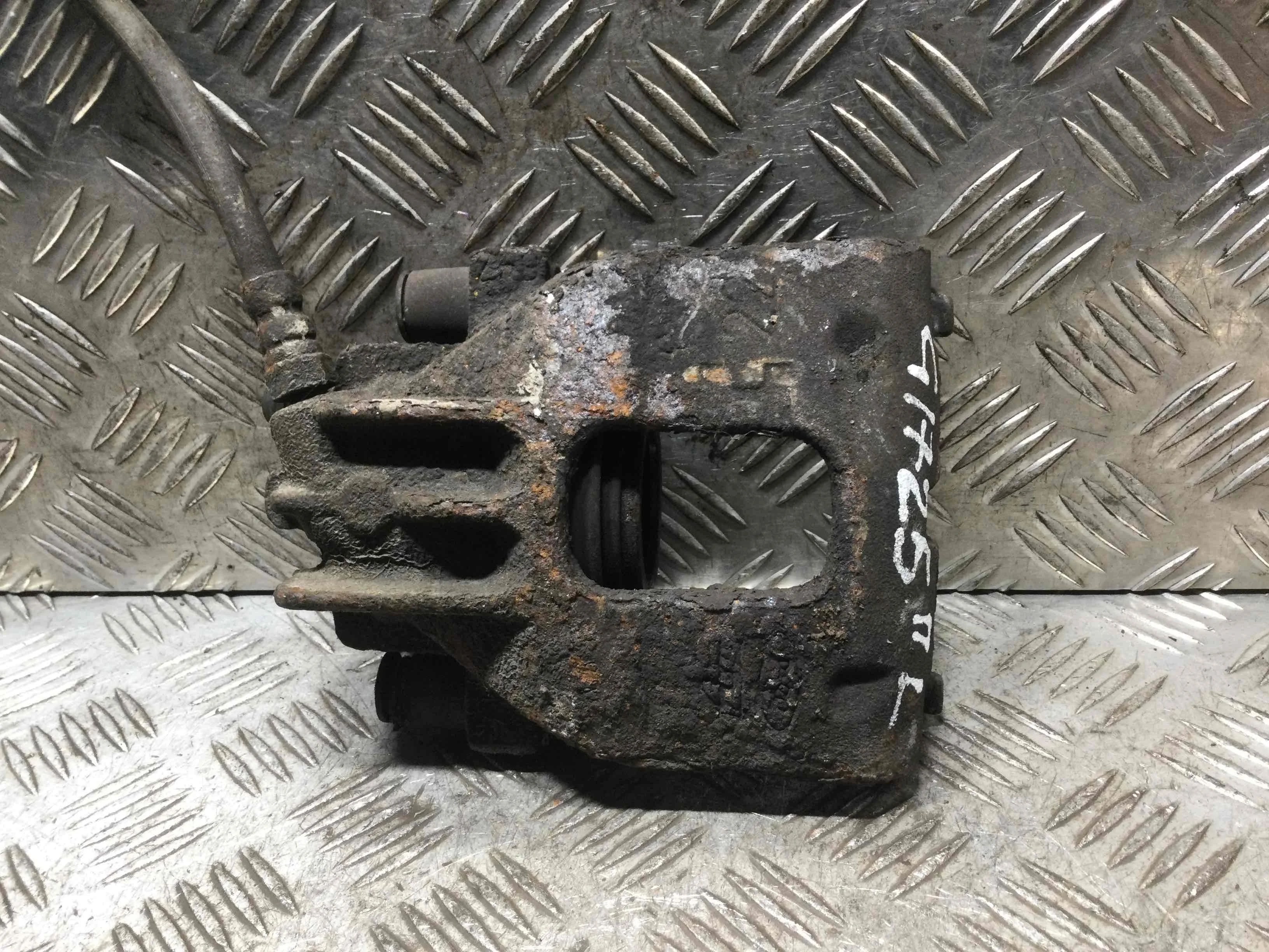 Суппорт передний левый Ford Focus 1 поколение [рестайлинг] (2001-2005) бензин 1.6 i Механика Х/б