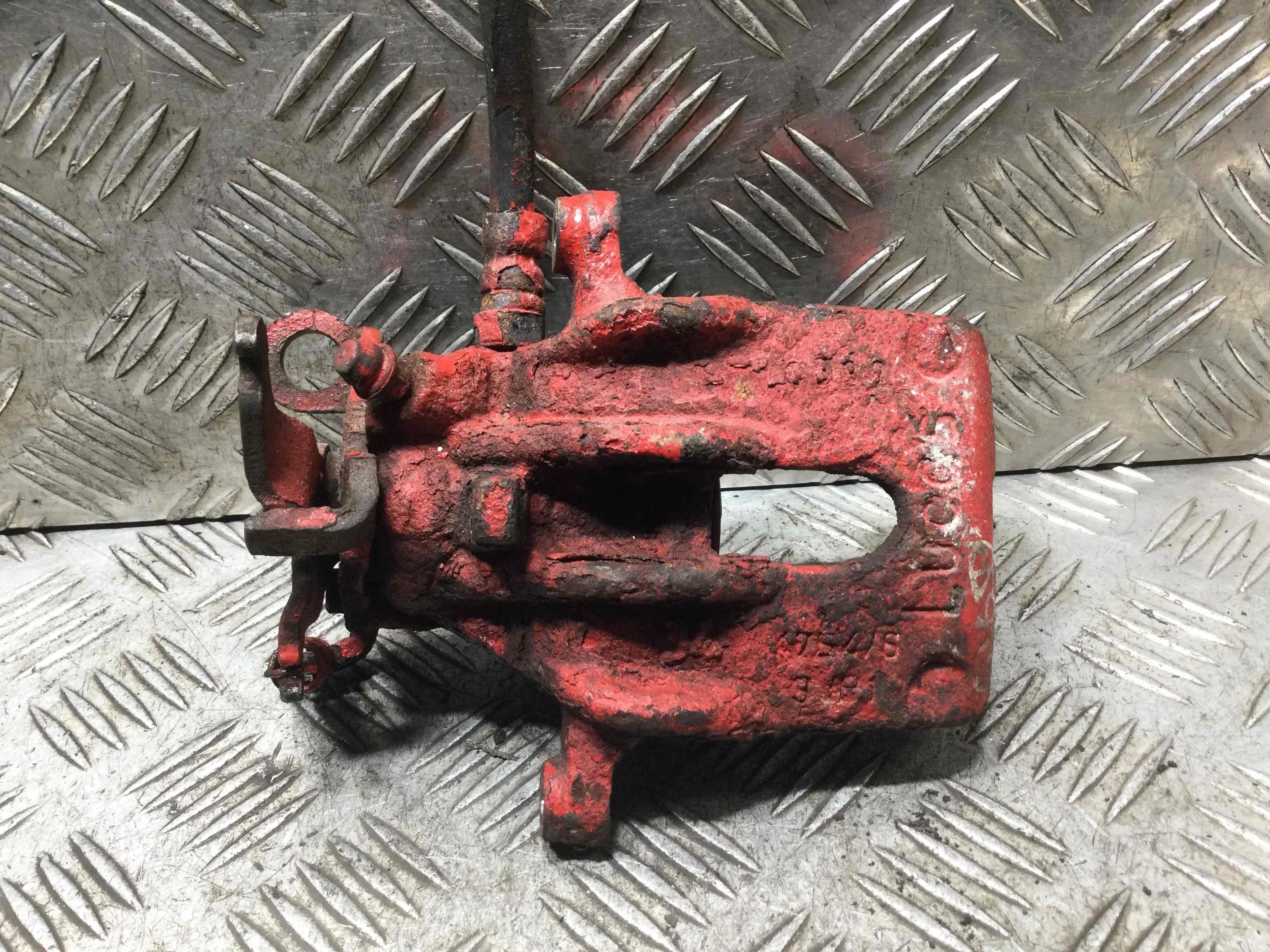 Суппорт задний правый Ford Focus 1 поколение [рестайлинг] (2001-2005) бензин 1.6 i Механика 5-дв, х/б