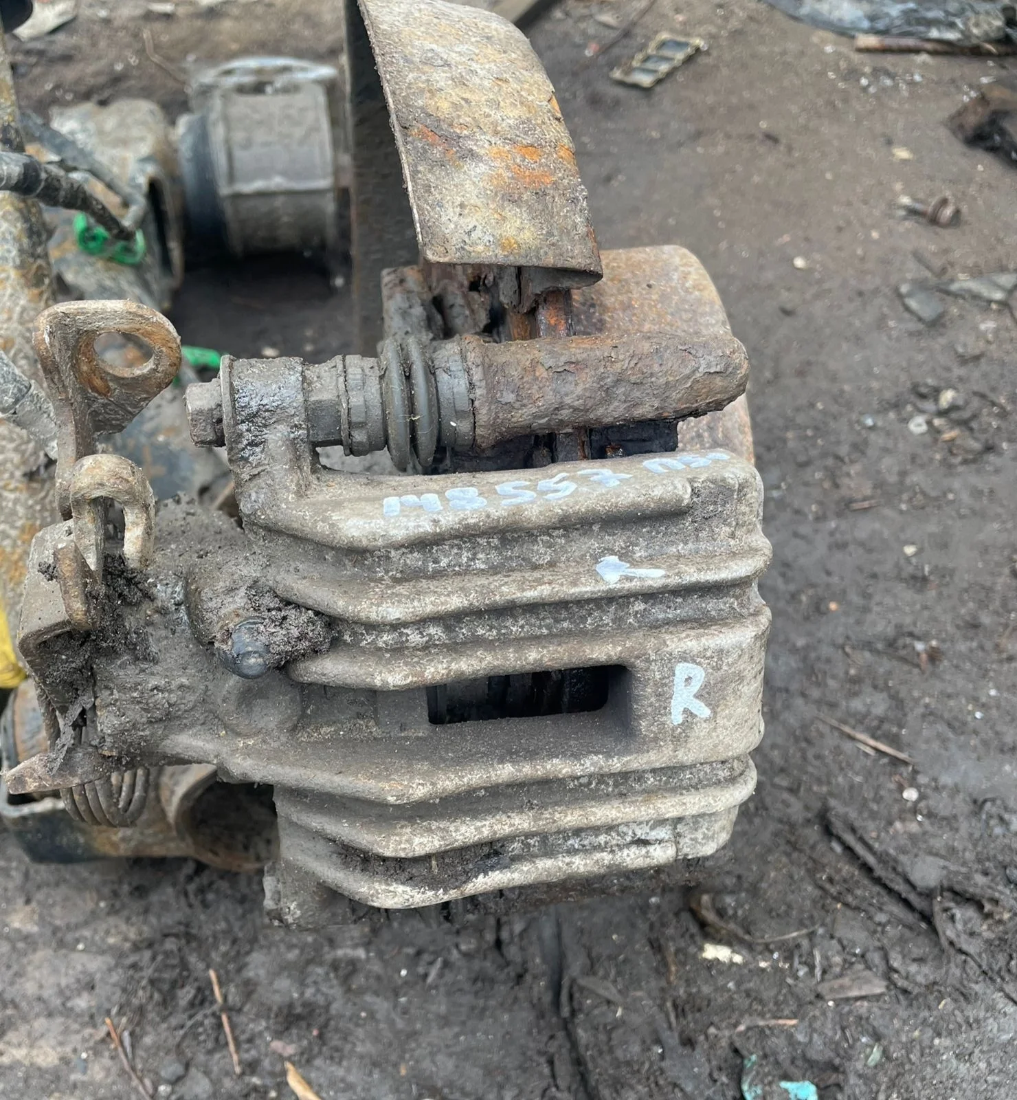 Суппорт тормозной AUDI A4 8D, A6 C5, VOLKSWAGEN PASSAT B5/B5+ 1997- задний правый б/у A4 8D(1995-2001);A6 C5(1997-2004);PASSAT B5(1997-2000);PASSAT B5+(2001-2004)