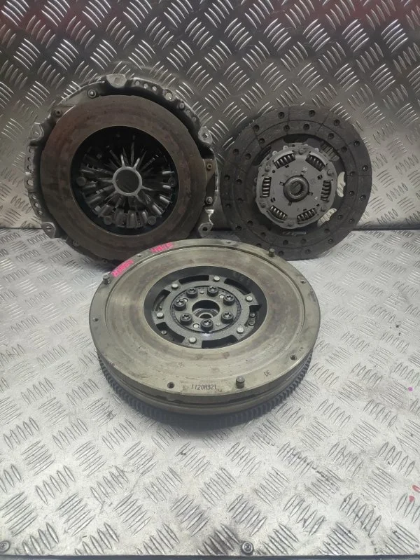 Маховик Mitsubishi L200 2015-2020 1120A321 KK/KL 4N15