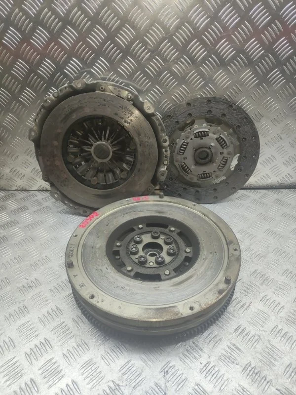 Маховик Mitsubishi L200 2015-2020 1120A321 KK/KL 4N15