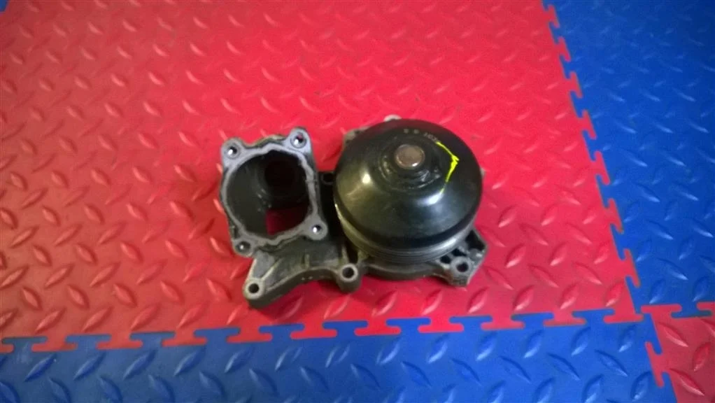 насос водяной помпа BMW X3 E83