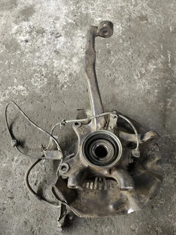 Кулак поворотный левый Toyota Hilux (2005-2015) 2011 Пикап