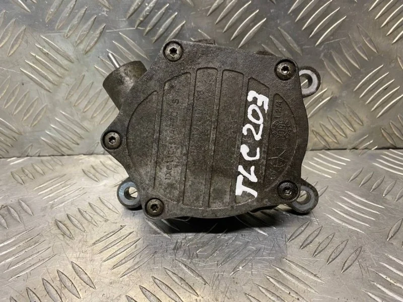 Насос вакуумный Toyota Land Cruiser 200 (2008-2021) 2010