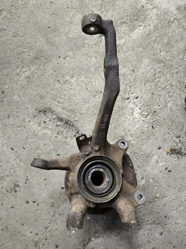 Кулак поворотный правый Toyota Hilux (2005-2015) Пикап