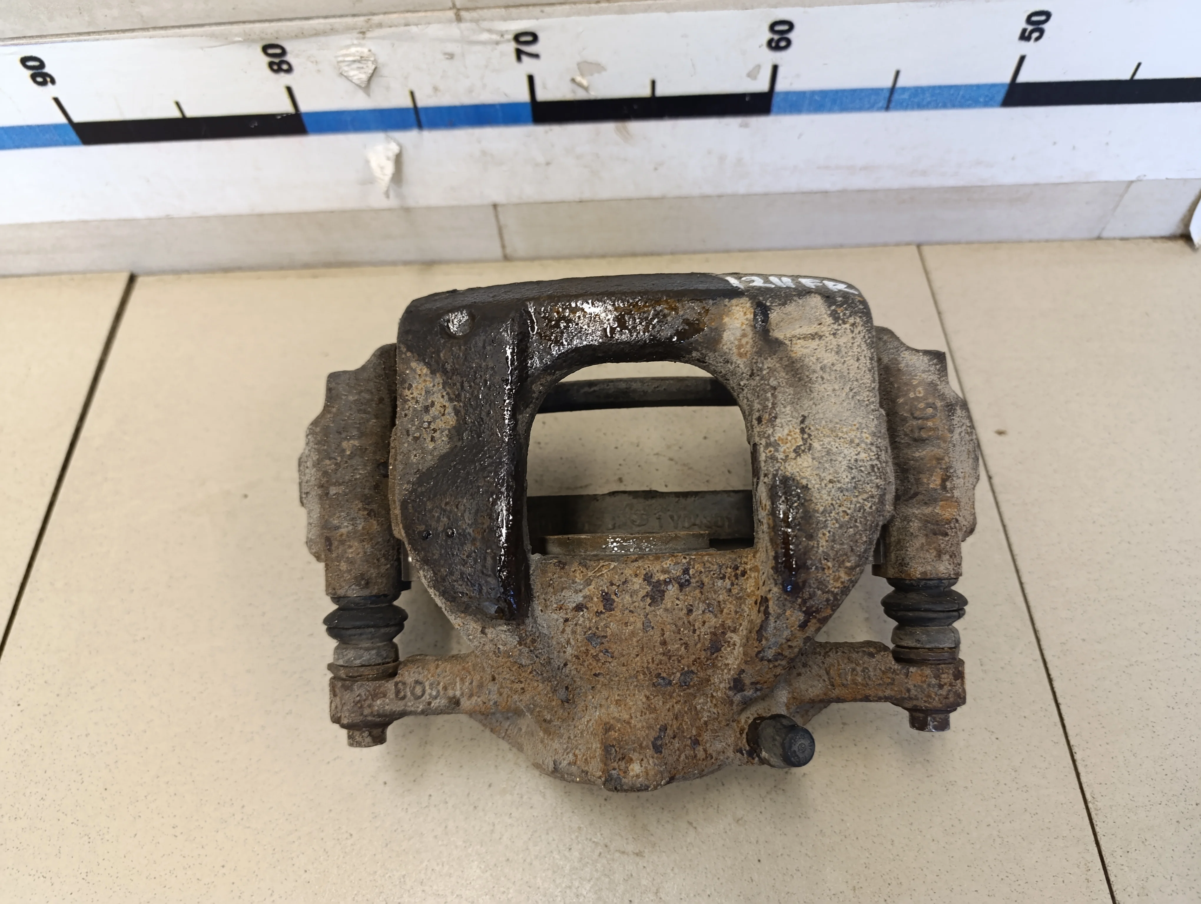 Суппорт передний правый Avensis III 2009>